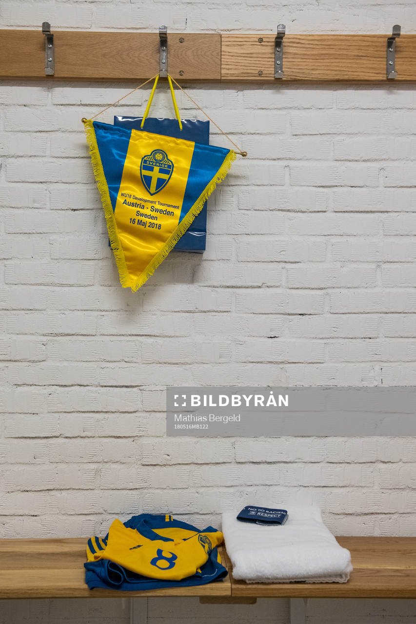 Sveriges kläder och handdukar samt vimpel ligger vikta i