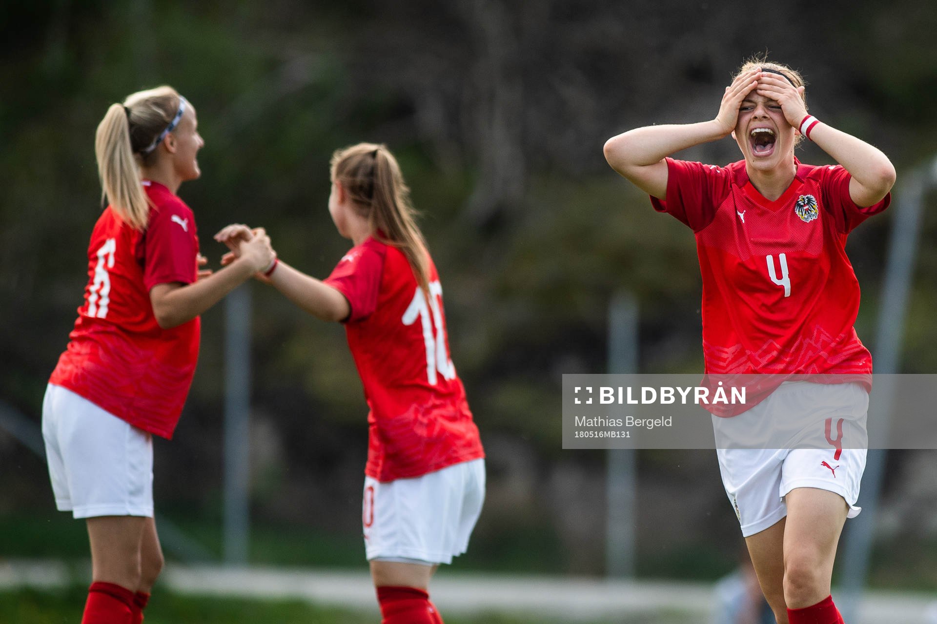 Österrikes Leonie Salzgeber jublar efter att Cecilja Rados (ej i bild) gjort 2-1-målet under fotbollsmatchen i fyrnationsturneringen mellan Österrike och Sverige den 16 maj 2018 i Stenungsund.