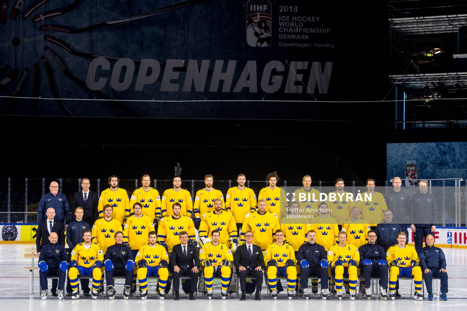 Sveriges spelare och ledare tar en lagbild