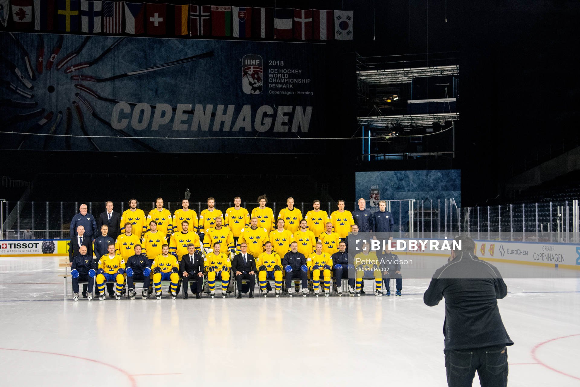 Sveriges spelare och ledare tar en lagbild