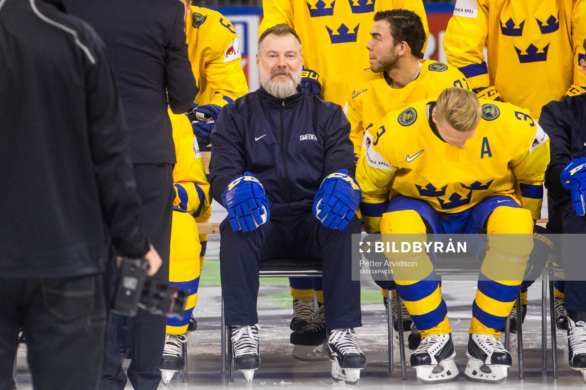Sveriges spelare med förbundskapten Rikard Grönborg