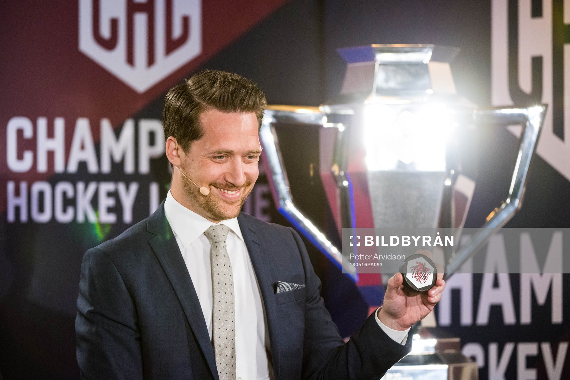 Växjös tränare Sam Hallam drar Cardiff Devils