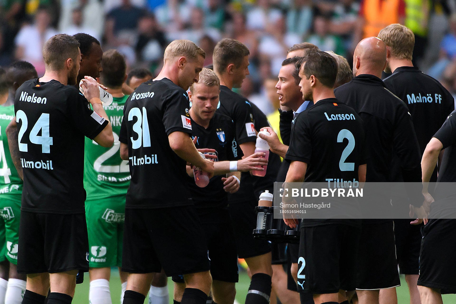 Malmö FFs tränare Daniel Andersson pratar med spelarna i