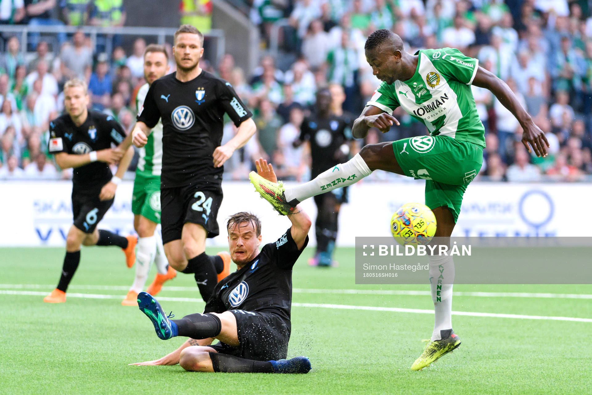 Malmö FFs Eric Larsson i kam p med Hammarbys Pa Amat Dibba