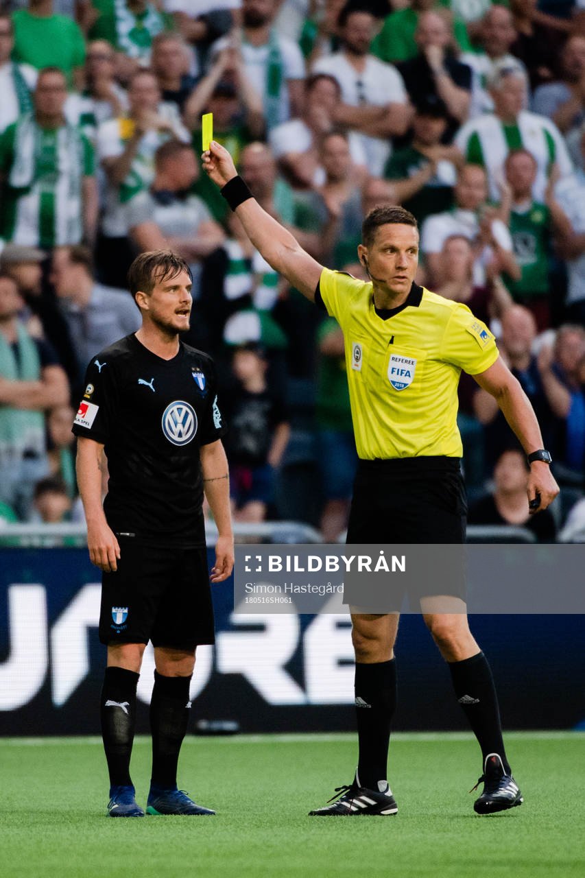 Malmö FFs Eric Larsson får gult kort av domare Martin