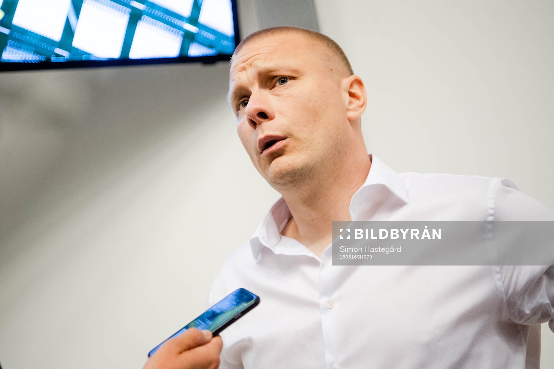 Hammarbys tränare Stefan Billborn blir intervjuad