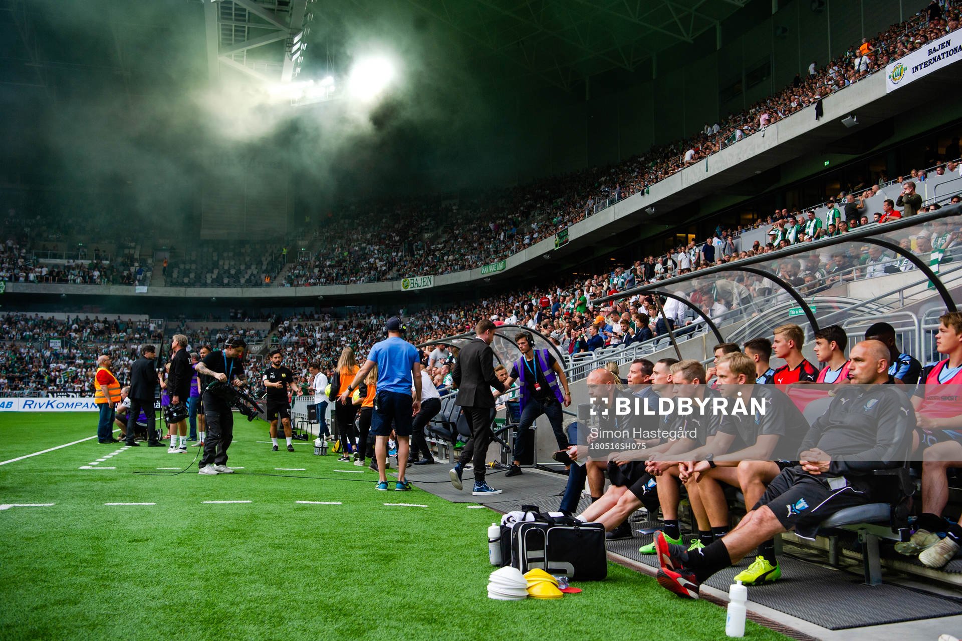 Malmö FFs spelare på bänken före fotbollsmatchen i