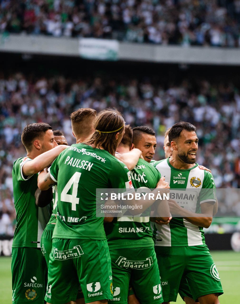 Hammarbys spelare jublar med Muamer Tankovic