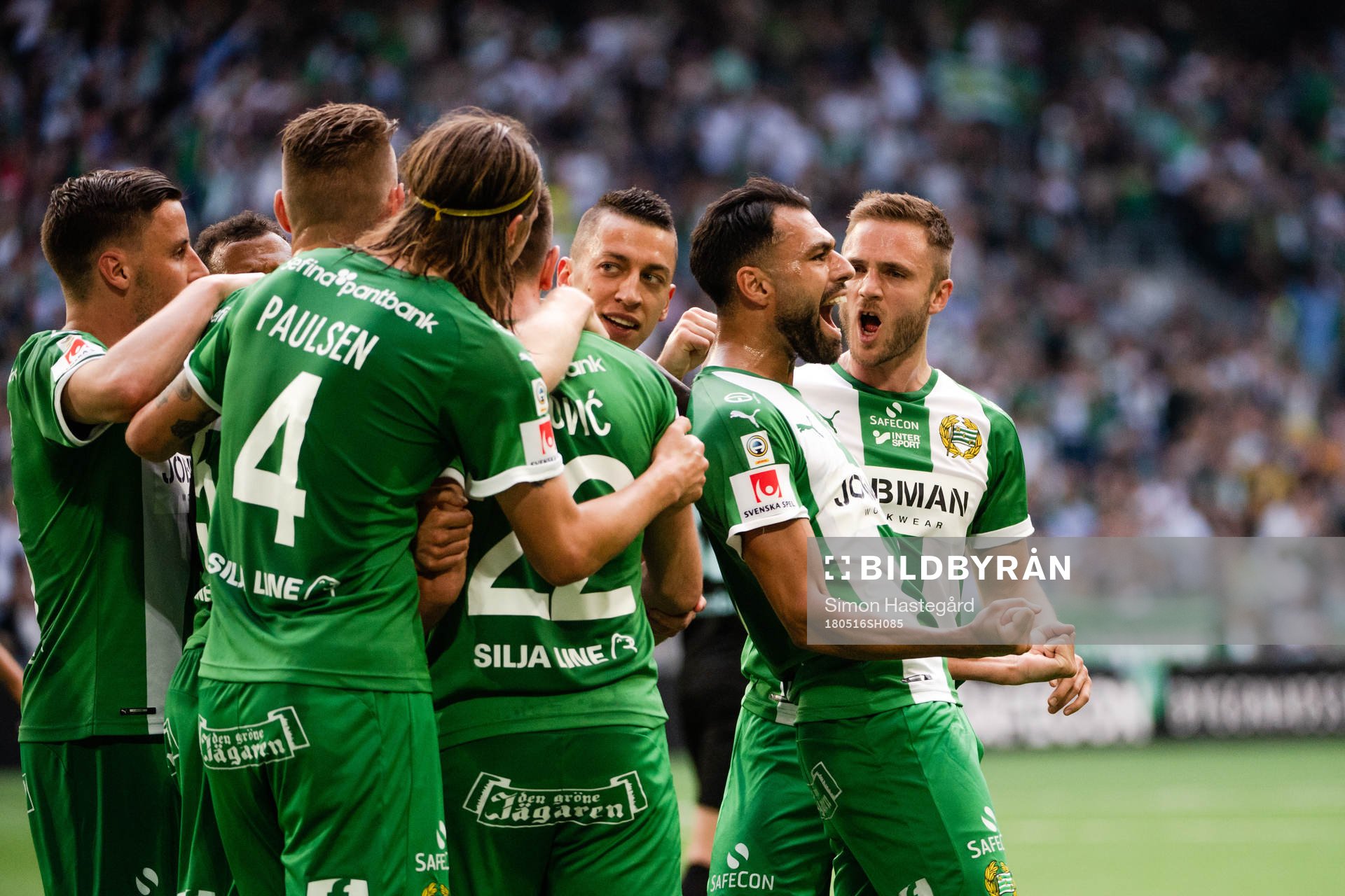 Hammarbys spelare jublar med Muamer Tankovic