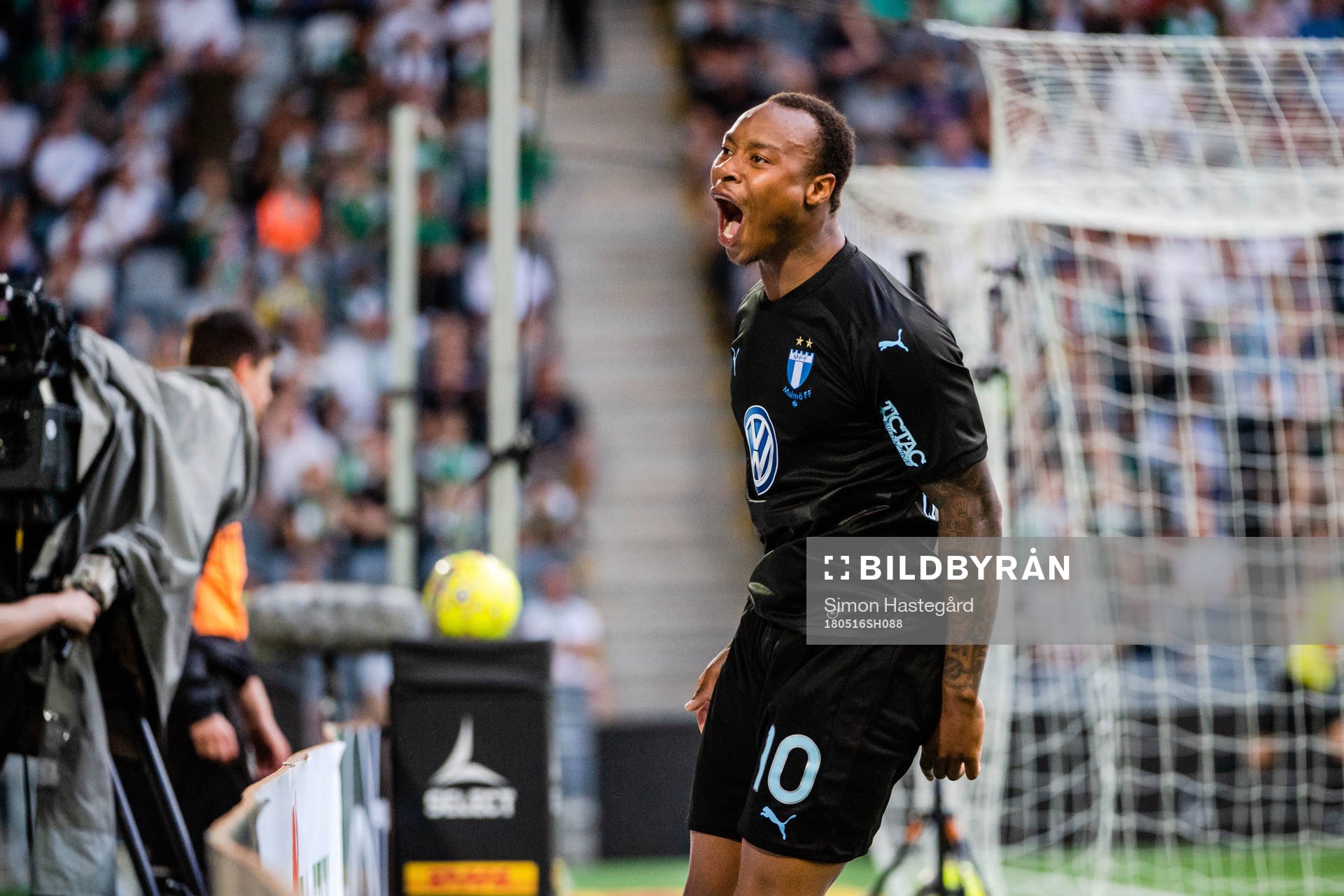 Malmö FFs Carlos Strandberg jublar efter 1-2 av Mattias Svanberg , ej i bild, under fotbollsmatchen i allsvenskan mellan Hammarby och Malmö FF den 16 maj 2018 i Stockholm.