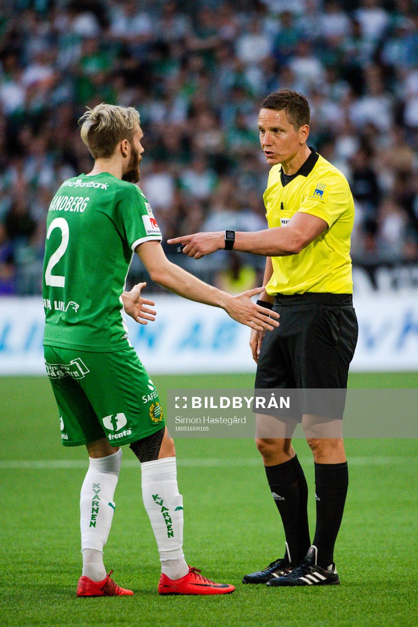 Hammarbys Simon Sandberg och domare Martin Strömbergsson
