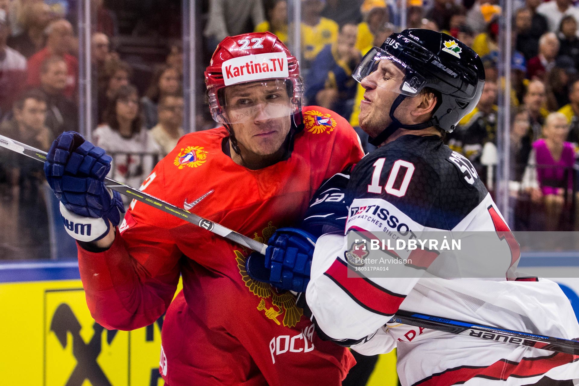 Kanadas Brayden Schenn tacklar Rysslands Nikita Zaitsev