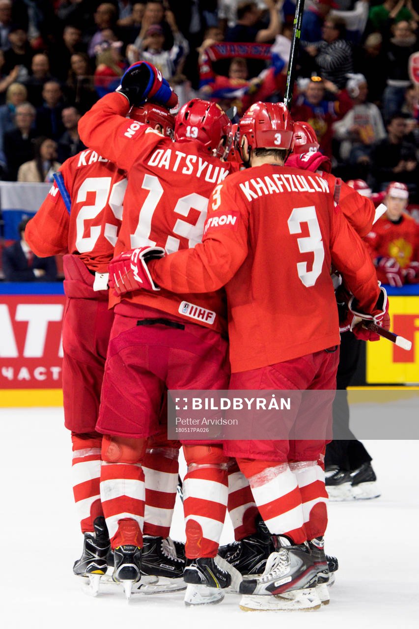 Rysslands Alexander Barabanov jublar med lagkamrater