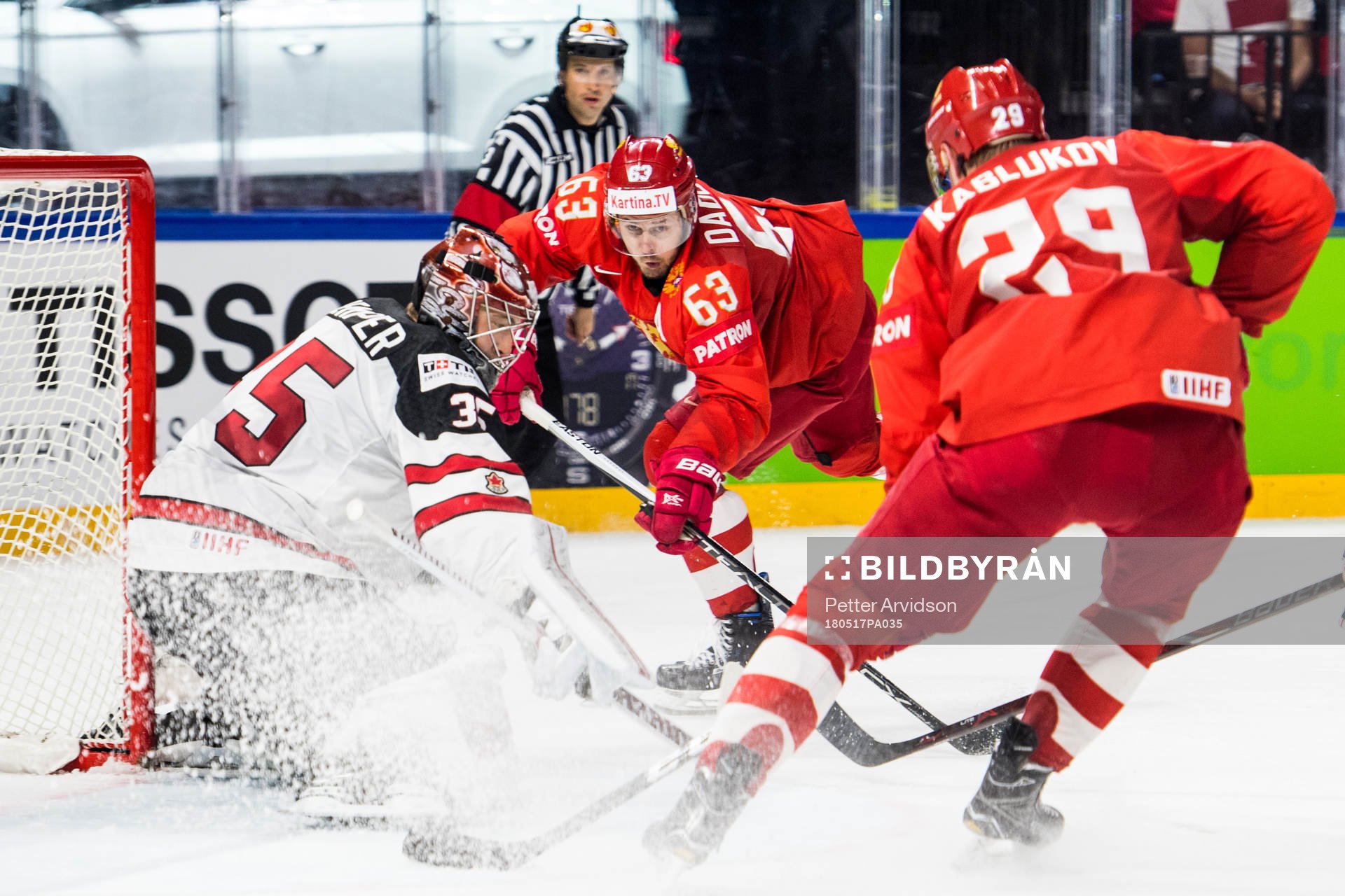 Rysslands Yevgeni Dadonov spelar in pucken framför Kanadas