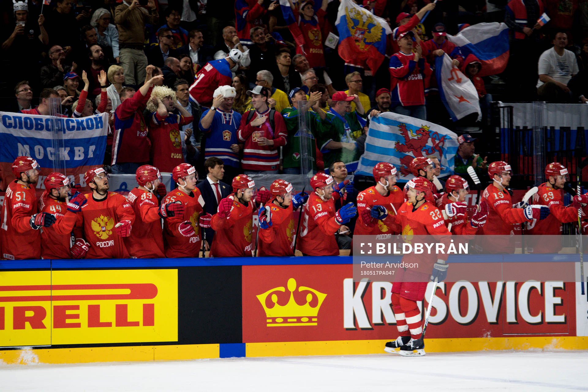 Rysslands Nikita Zaitsev jublar med lagkamrater