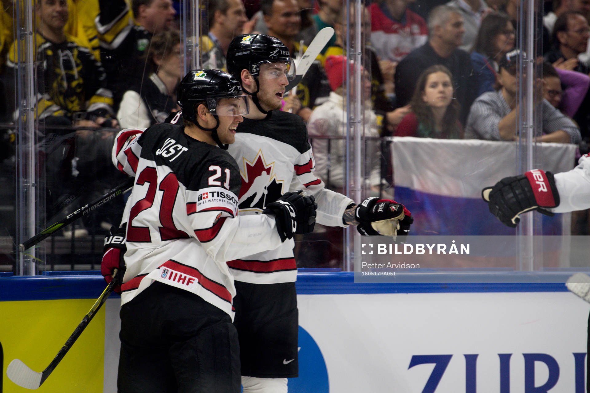 Kanadas Tyson Jost och Pierre-Luc Dubois jublar