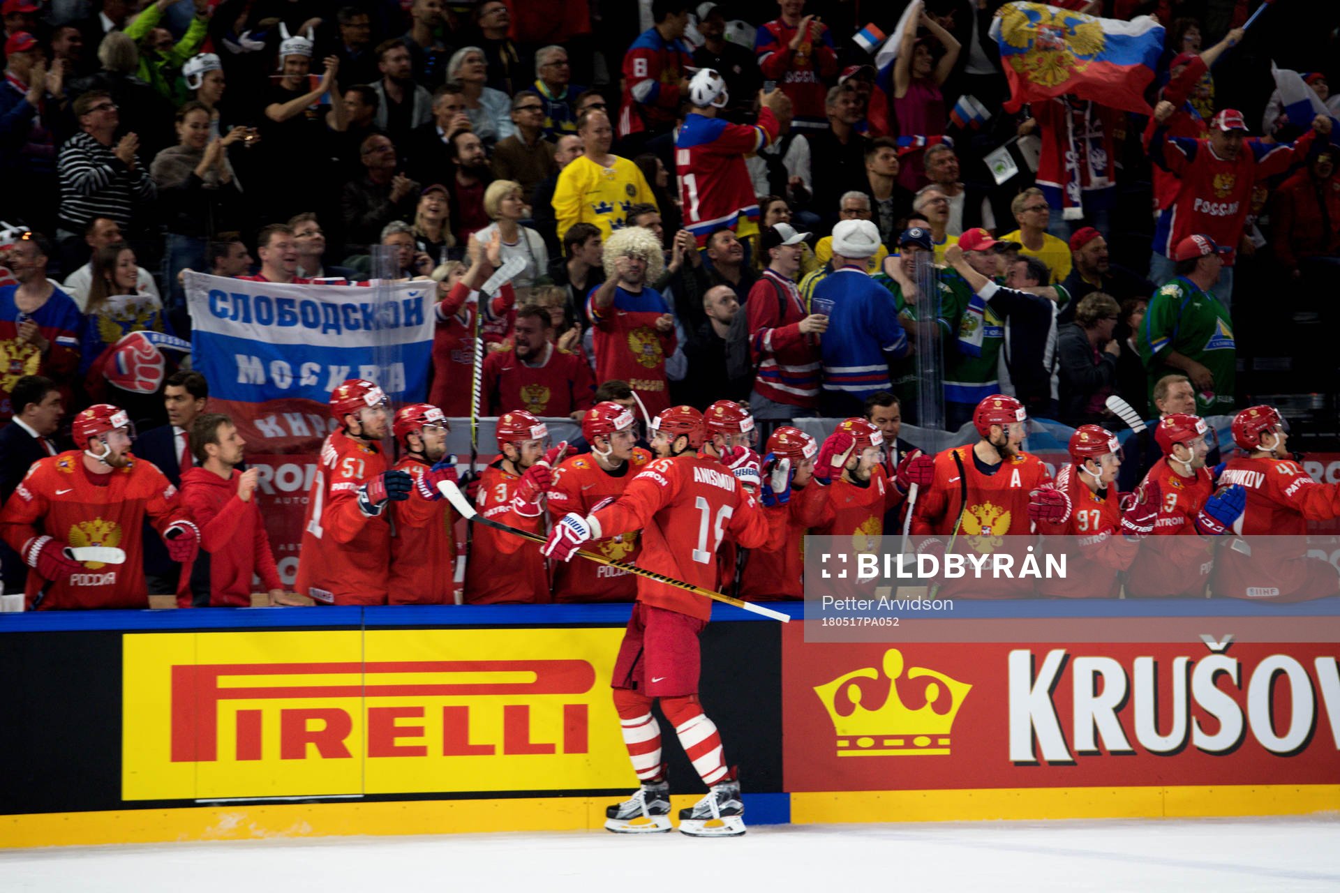 Rysslands Artyom Anisimov jublar med lagkamrater