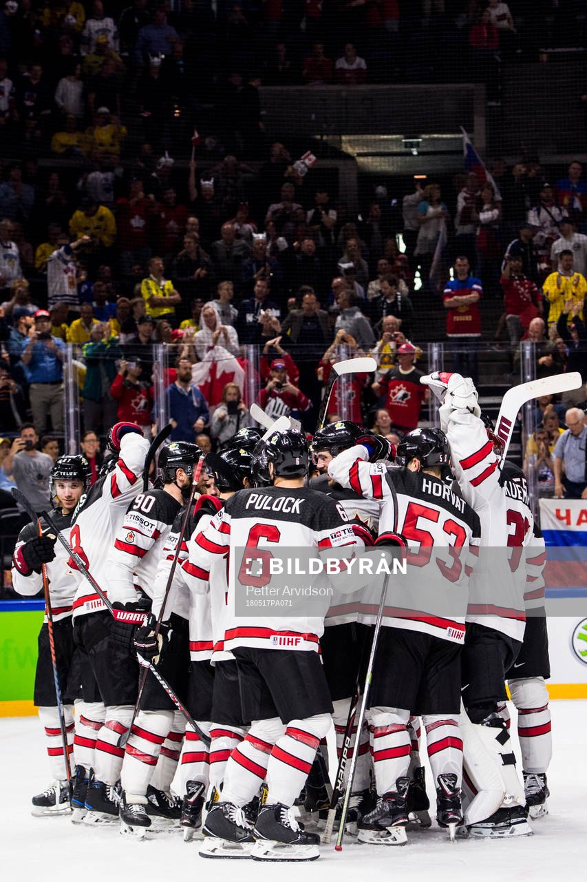 Kanadas spelare jublar