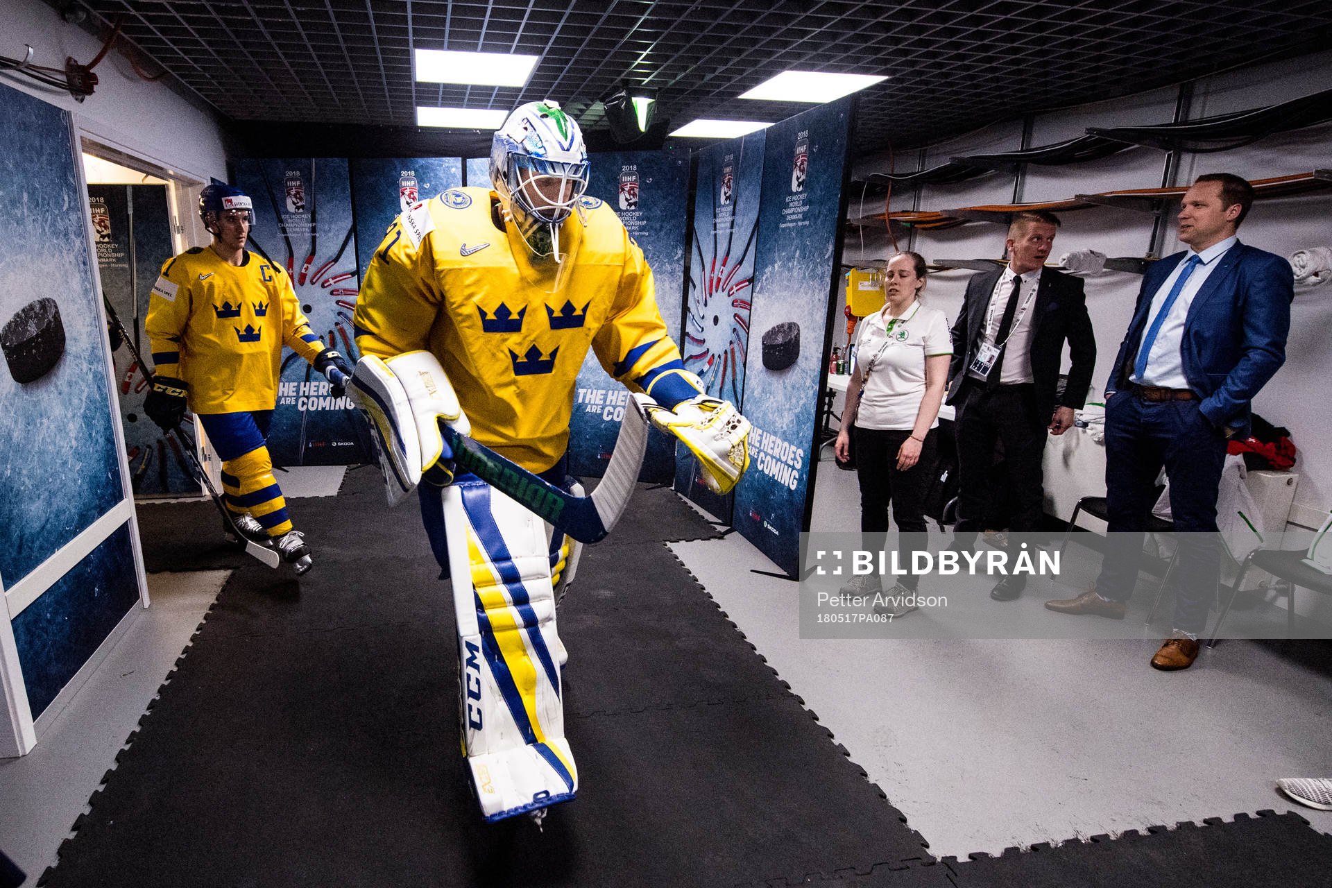 Sveriges målvakt Anders Nilsson och Mikael Backlund gör