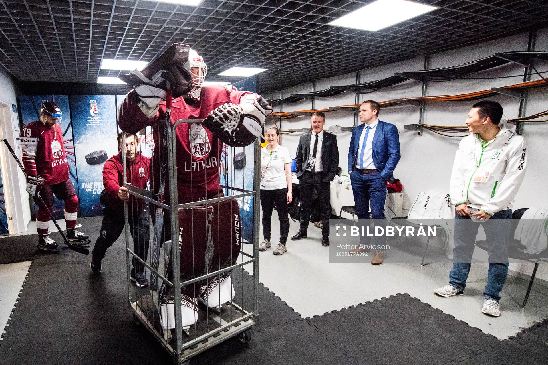 Lettlands målvakt Elvis Merzlikins påväg ut till