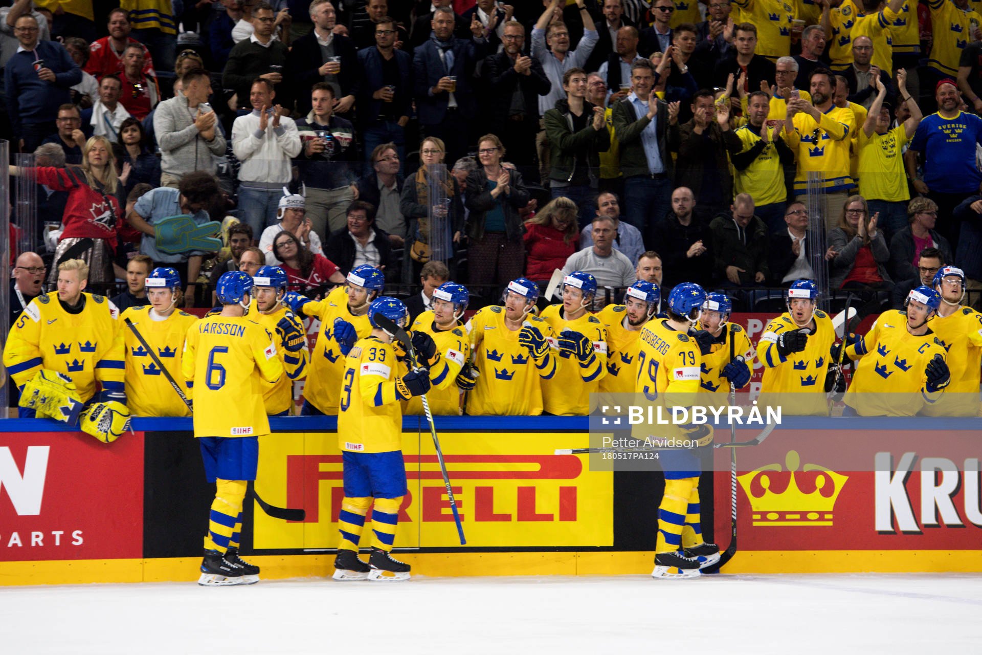 Sveriges Filip Forsberg jublar med lagkamrater