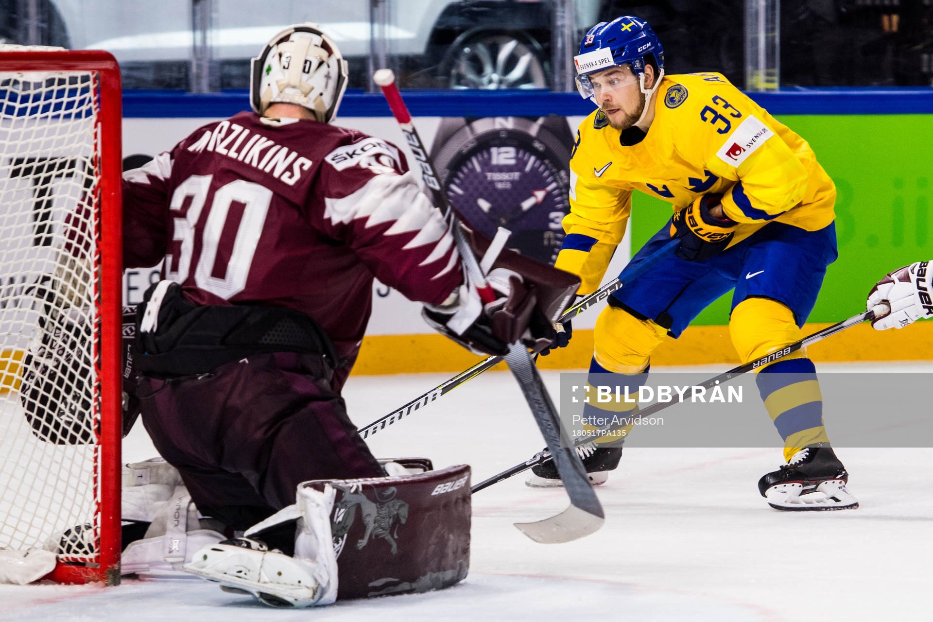 Sveriges Viktor Arvidsson framför Lettlands målvakt Elvis