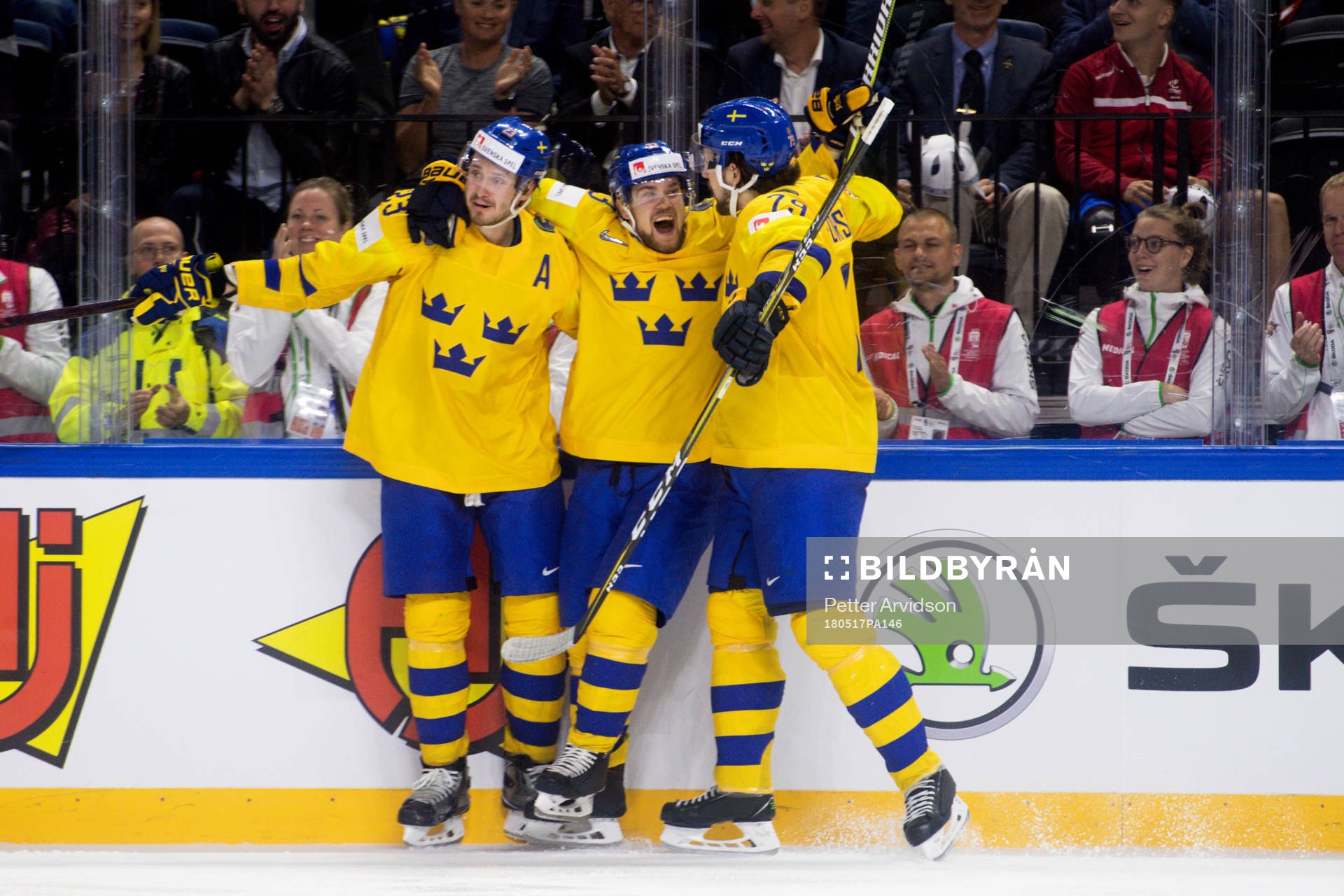 Sveriges Viktor Arvidsson jublar med lagkamrater