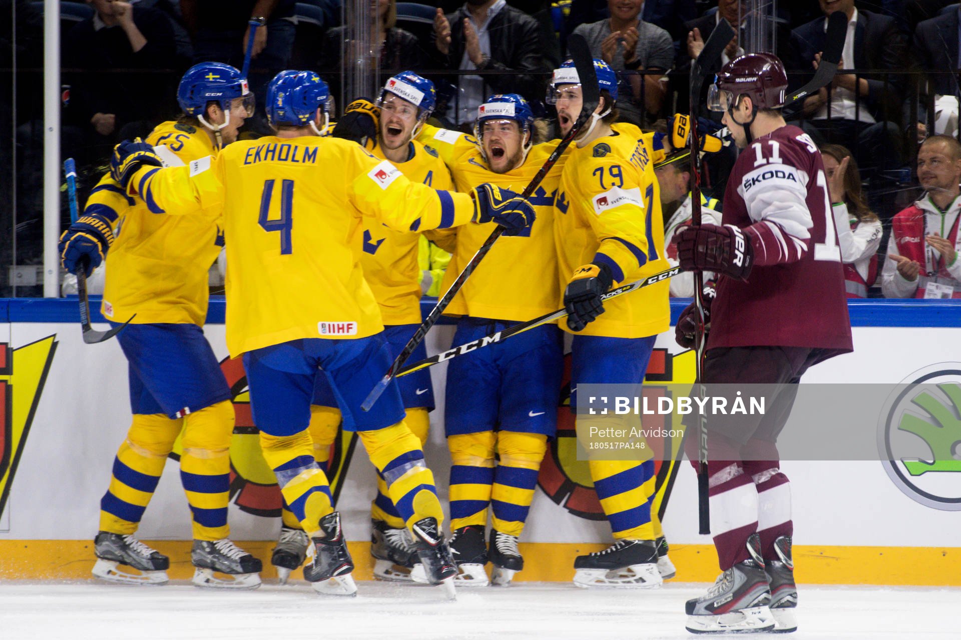Sveriges Viktor Arvidsson jublar med lagkamrater
