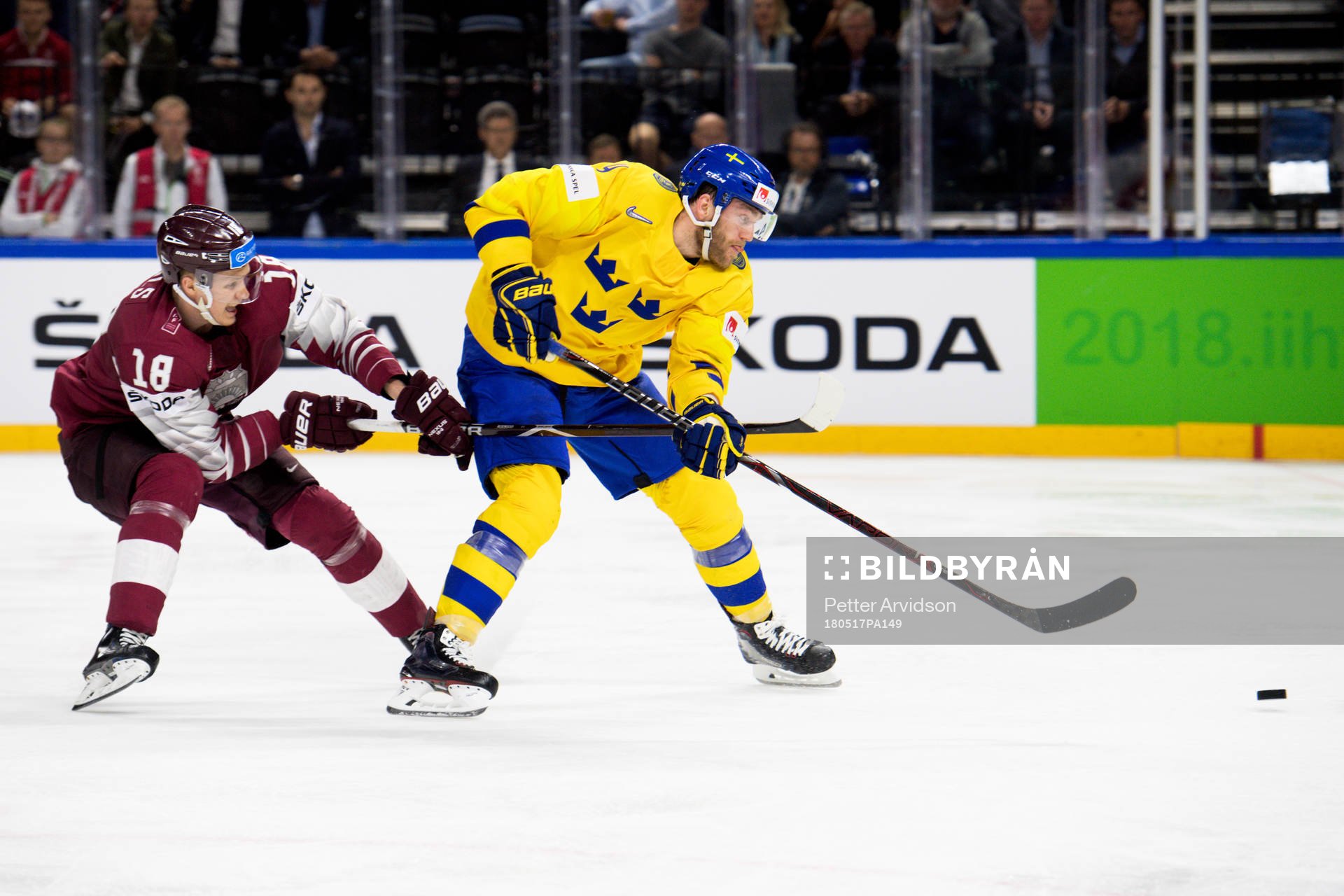 Lettlands Rodrigo Abols och Sveriges Mattias Ekholm