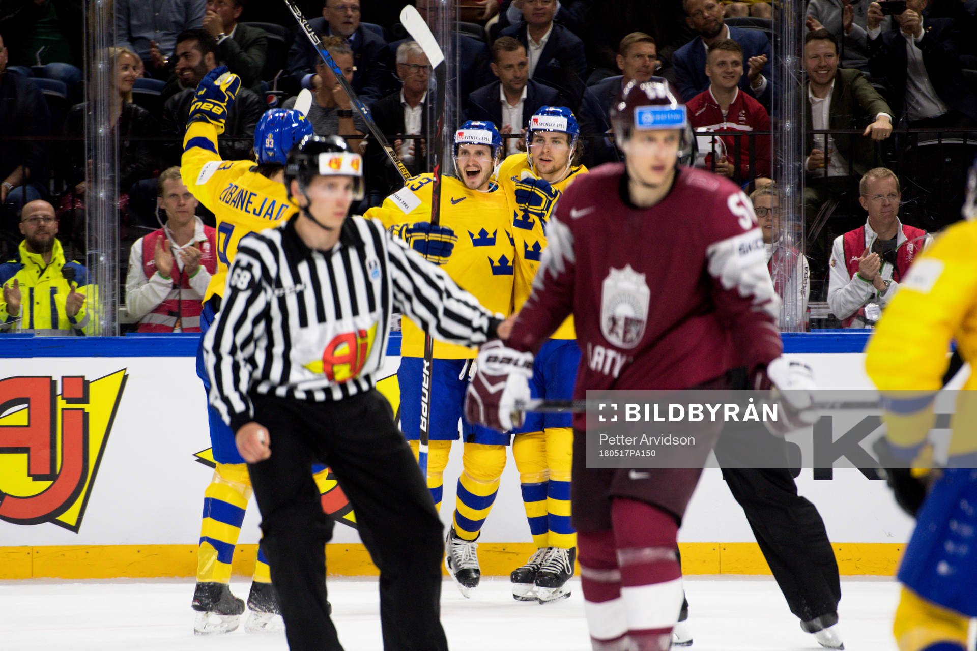 Sveriges Oliver Ekman Larsson jublar med lagkamrater