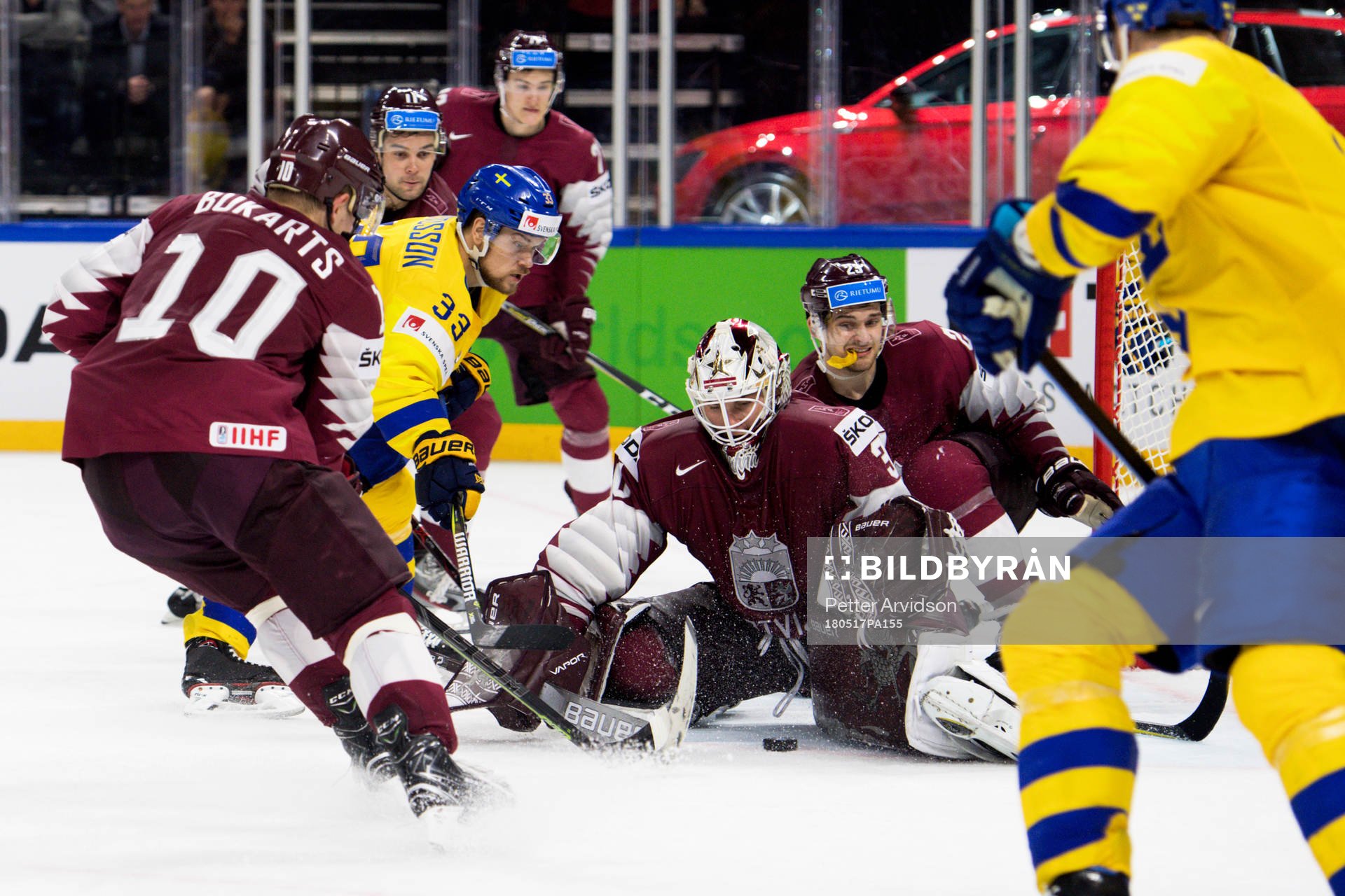 Sveriges Viktor Arvidsson oroar framför Lettlands målvakt