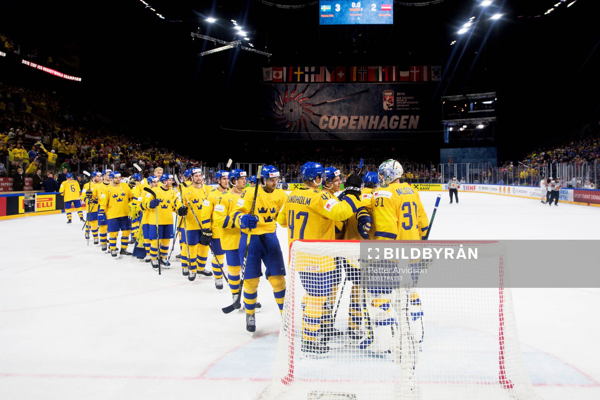Sveriges målvakt Anders Nilsson jublar med lagkamrater