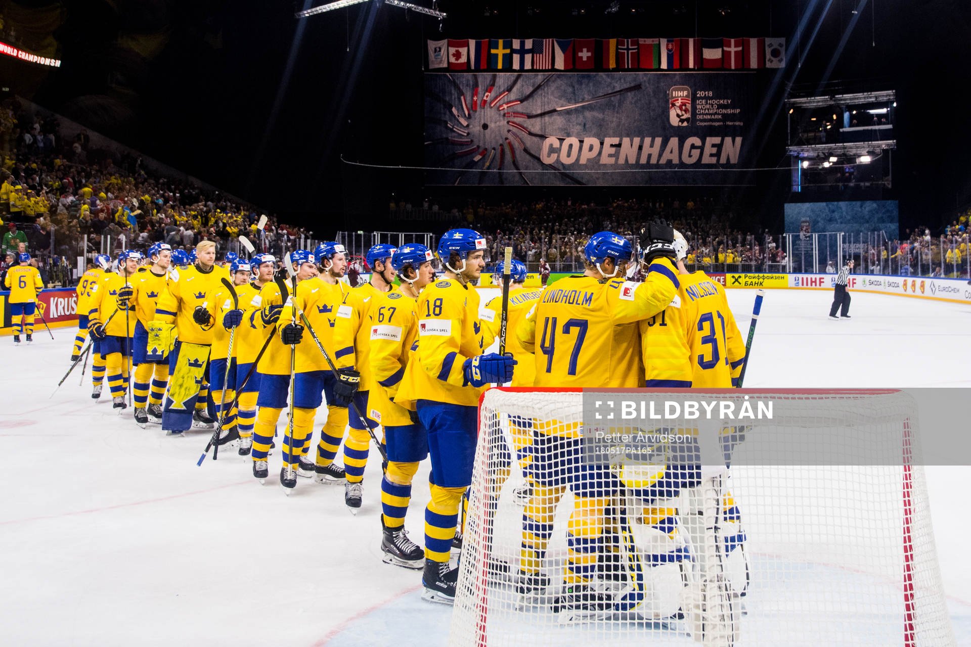 Sveriges spelare jublar med målvakt Anders Nilsson