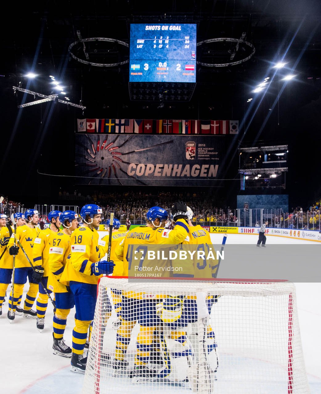 Sveriges spelare jublar med målvakt Anders Nilsson