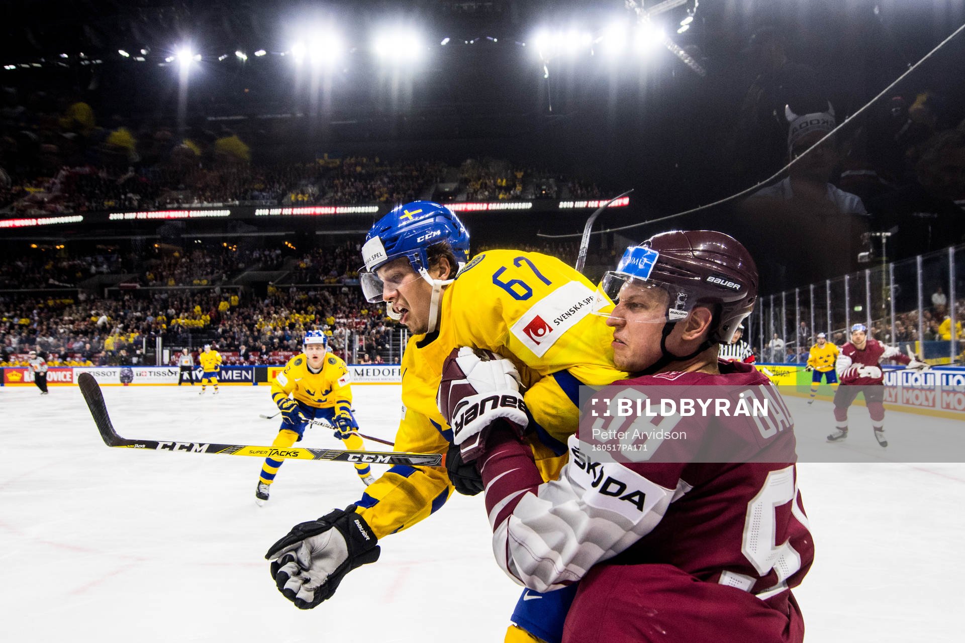 Sveriges Rickard Rakell tacklar Lettlands Guntis Galvins