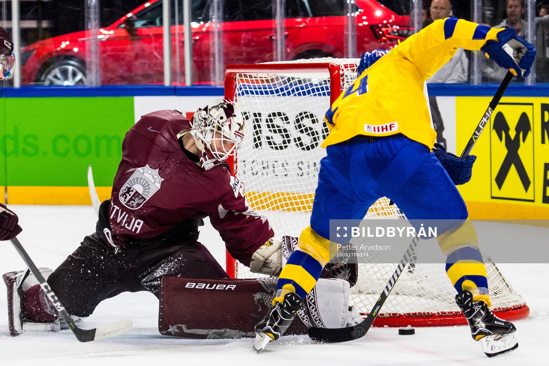 Lettlands målvakt Elvis Merzlikins gör en räddning på
