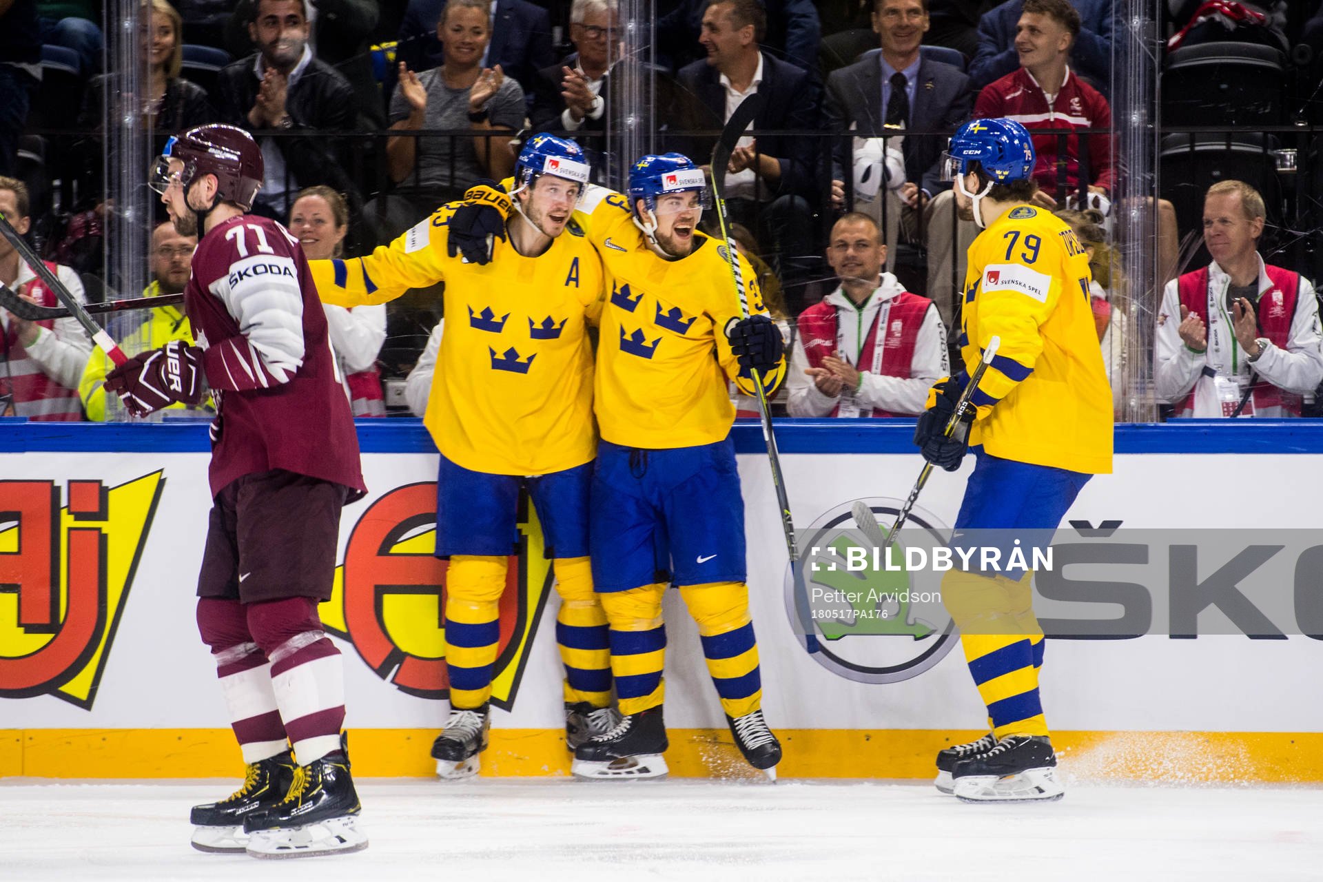 Sveriges Viktor Arvidsson jublar med Oliver Ekman Larsson