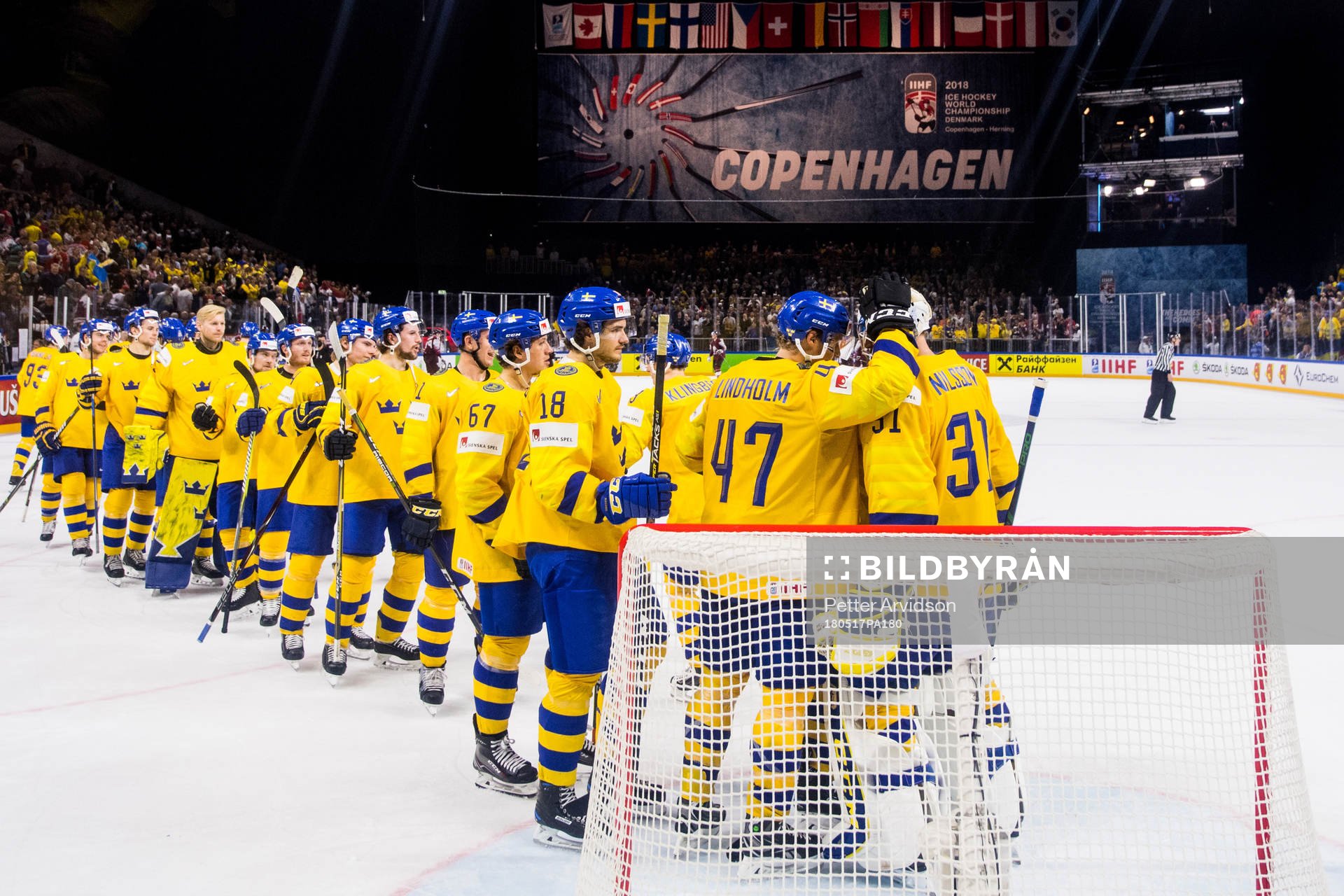 Sveriges spelare jublar med målvakt Anders Nilsson