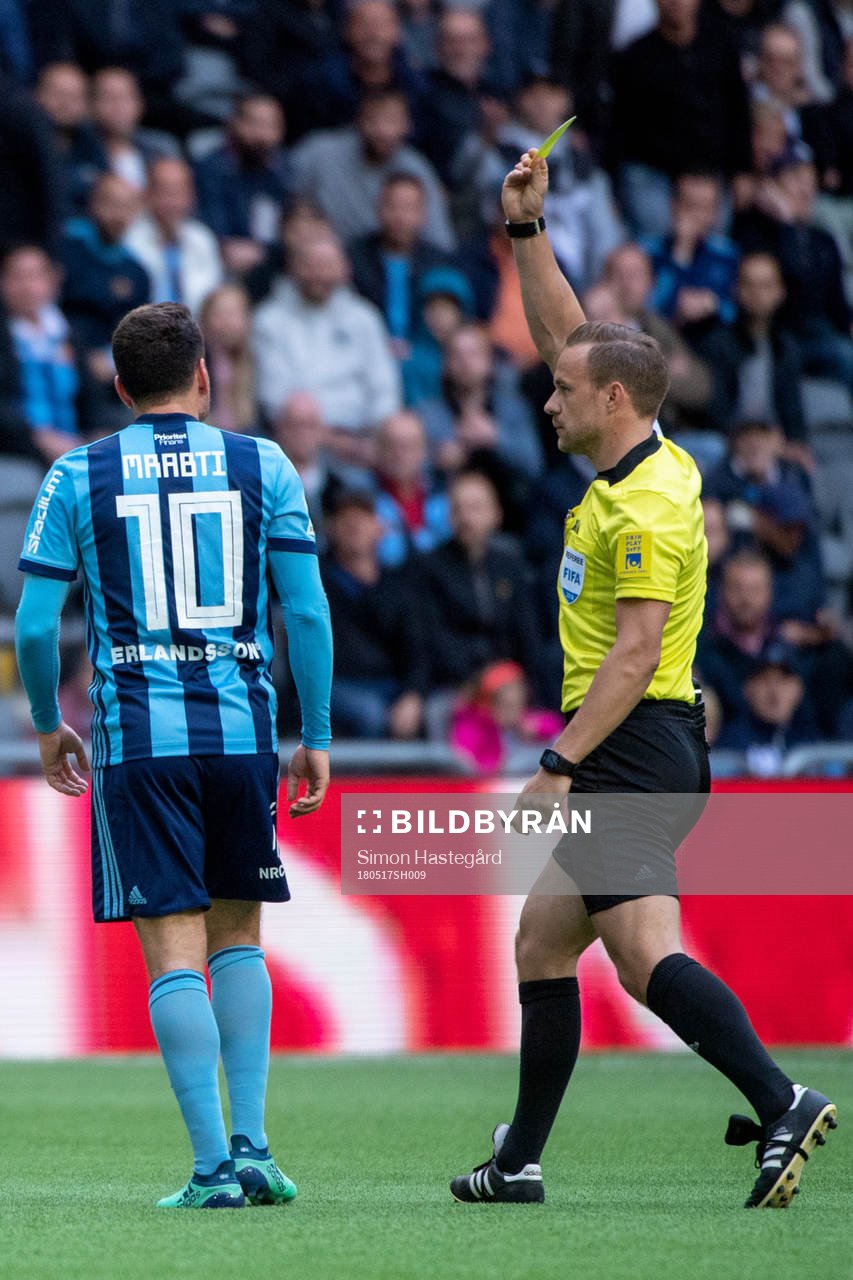 Djurgårdens Kerim Mrabti får en varning av domare