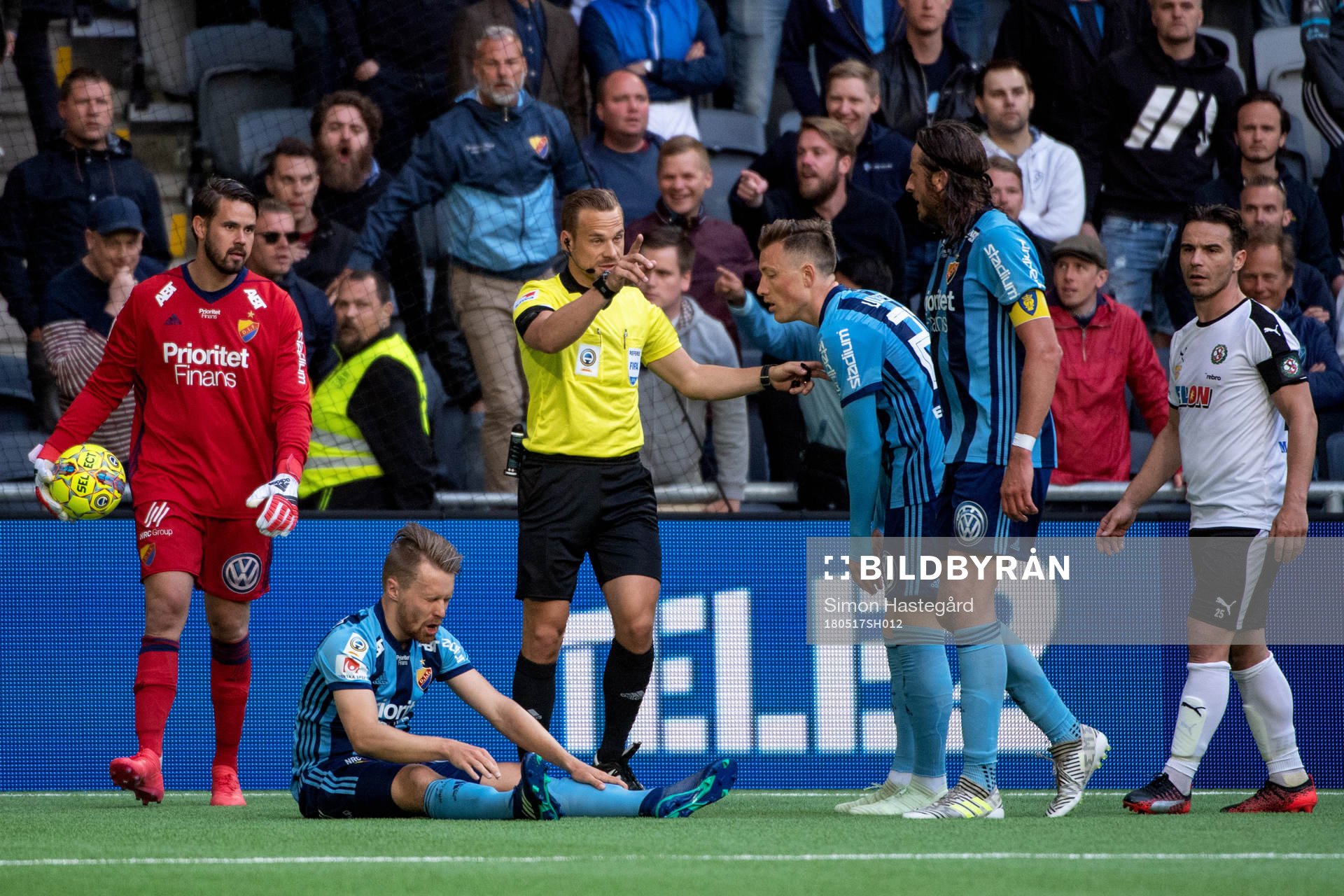 Djurgårdens Jacob Une Larsson grinar illa