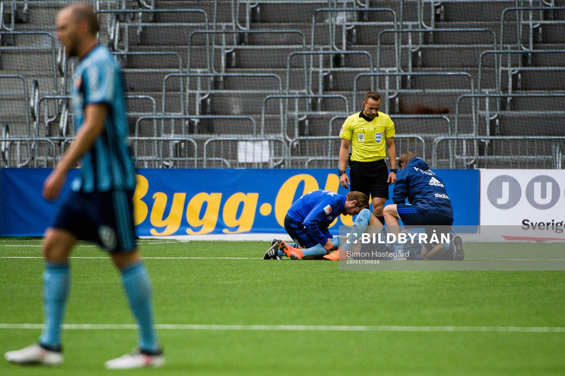 Djurgårdens Yura Movsisyan får vård under fotbollsmatchen i Allsvenskan mellan Djurgården och Örebro den 17 maj 2018 i Stockholm.