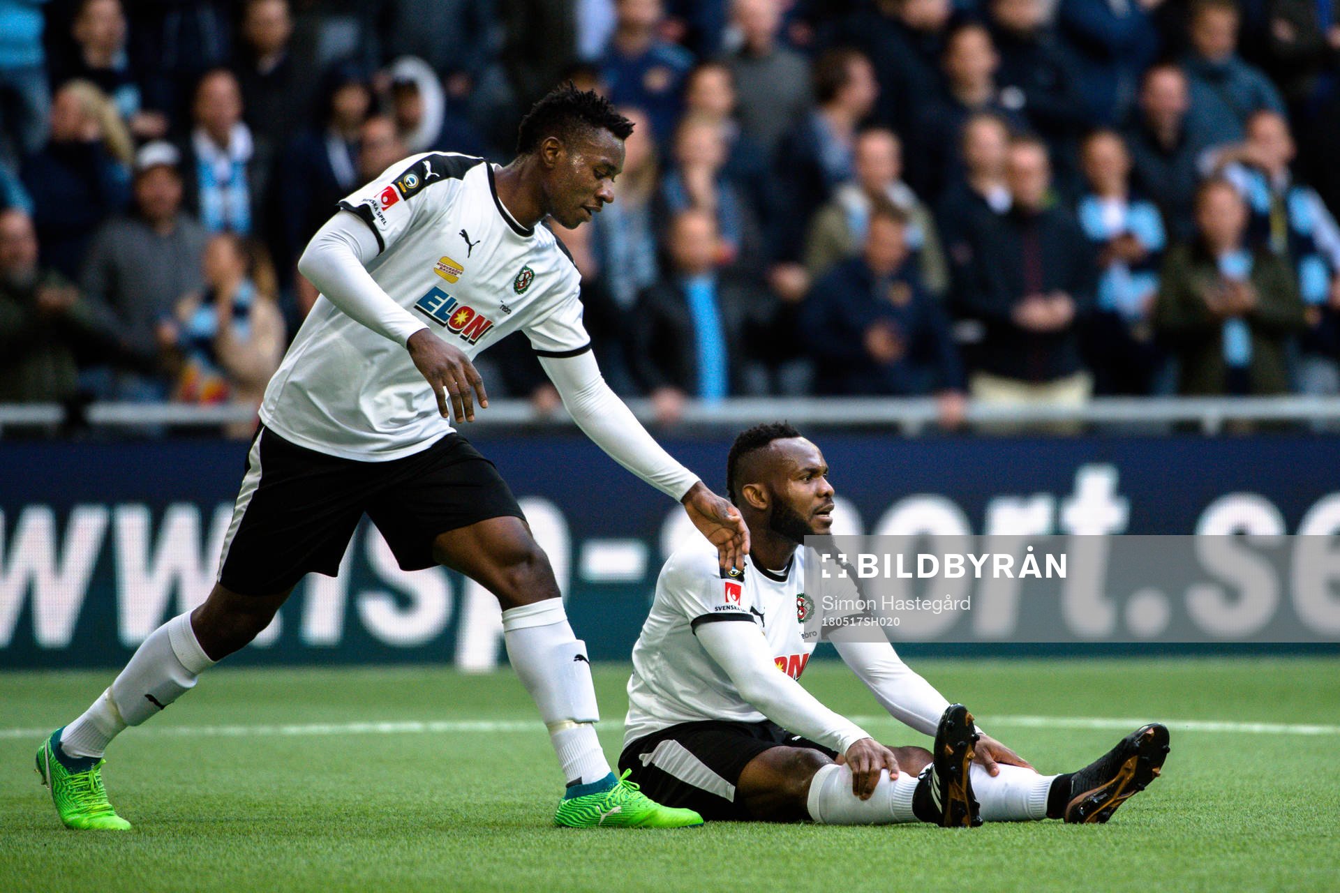 Örebros Isaac Boye Edegware och Michael Junior Omoh deppar