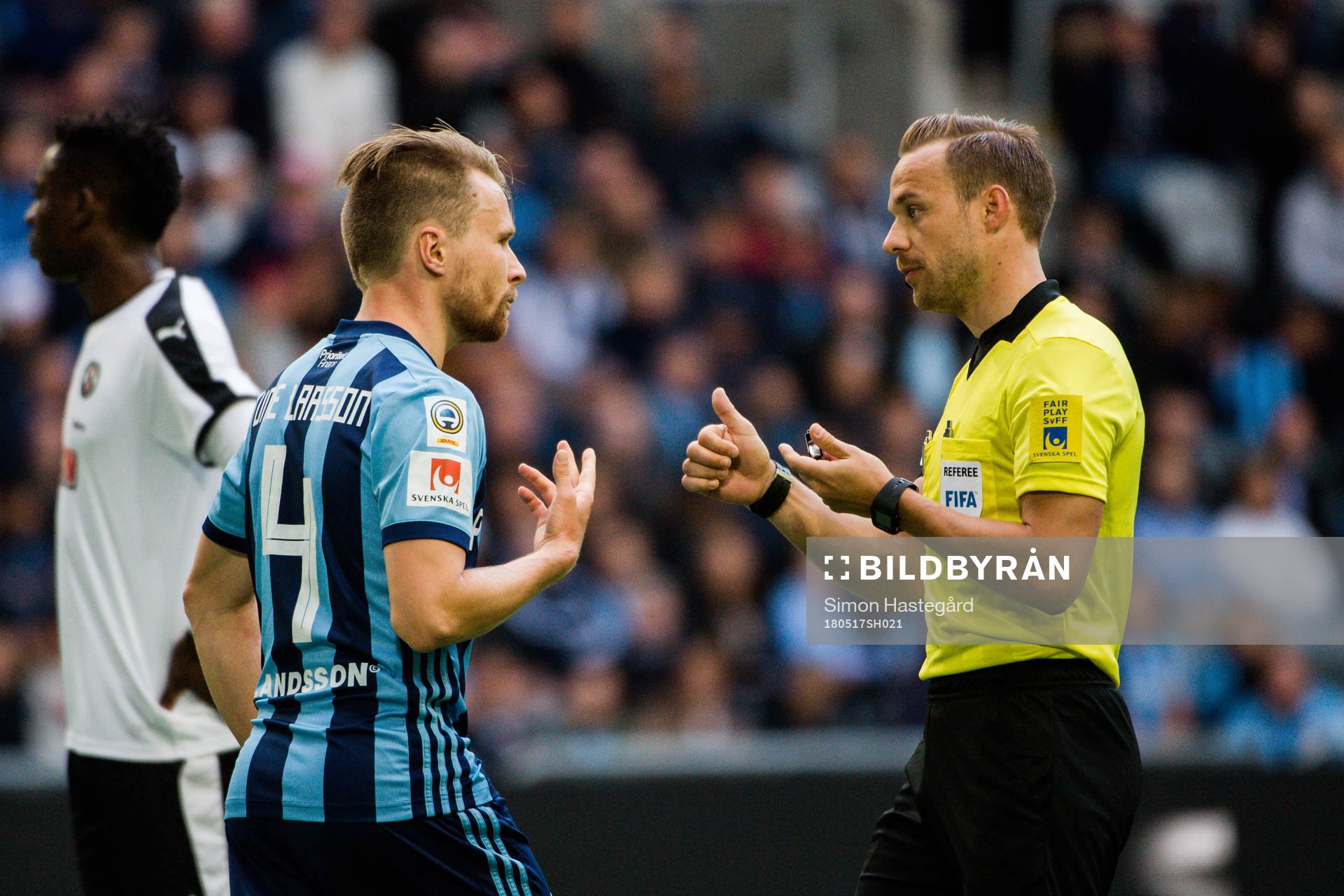 Djurgårdens Jacob Une Larsson i samtal med domaren