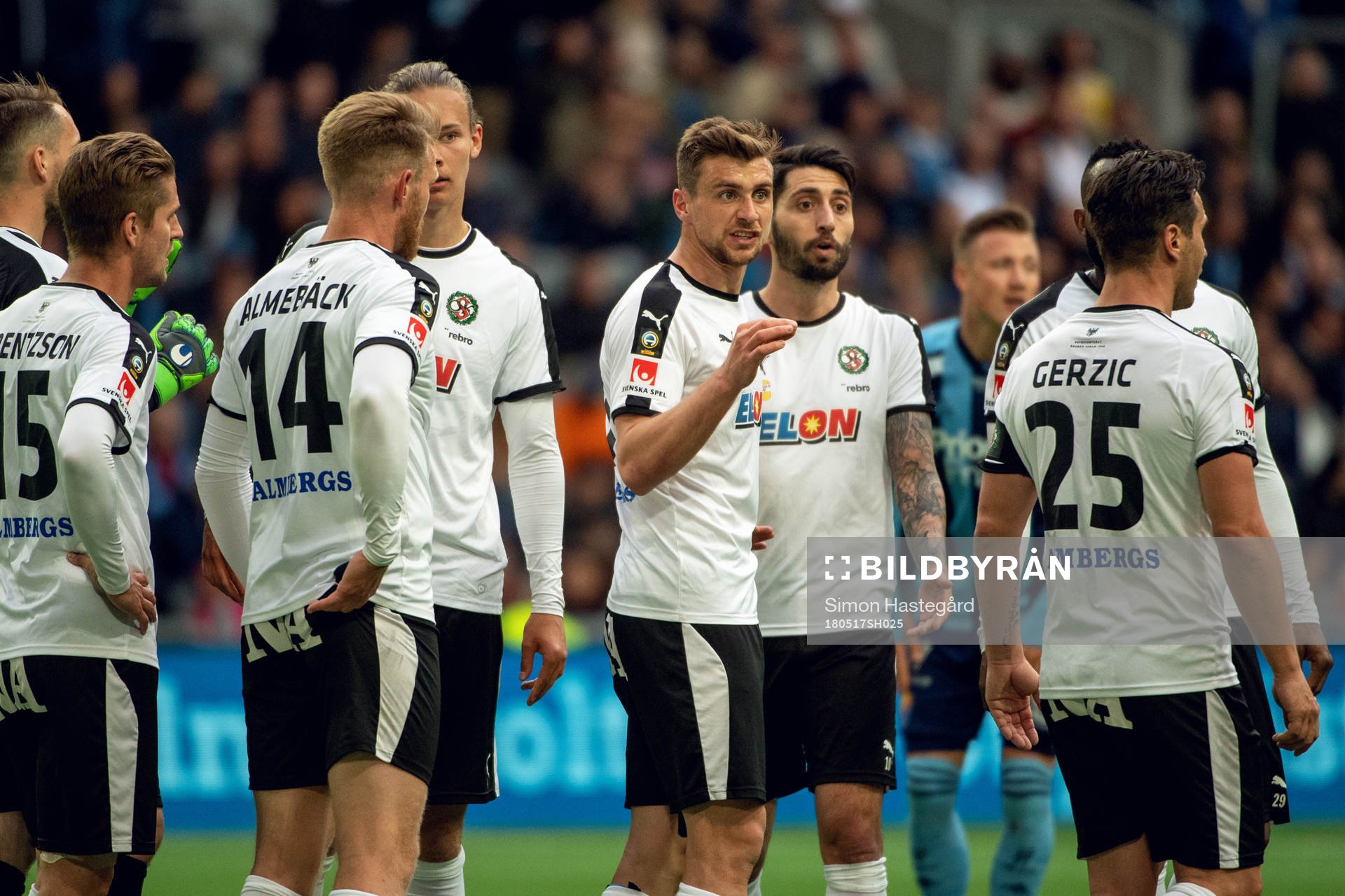 Örebros Filip Rogic pratar med lagkamraterna