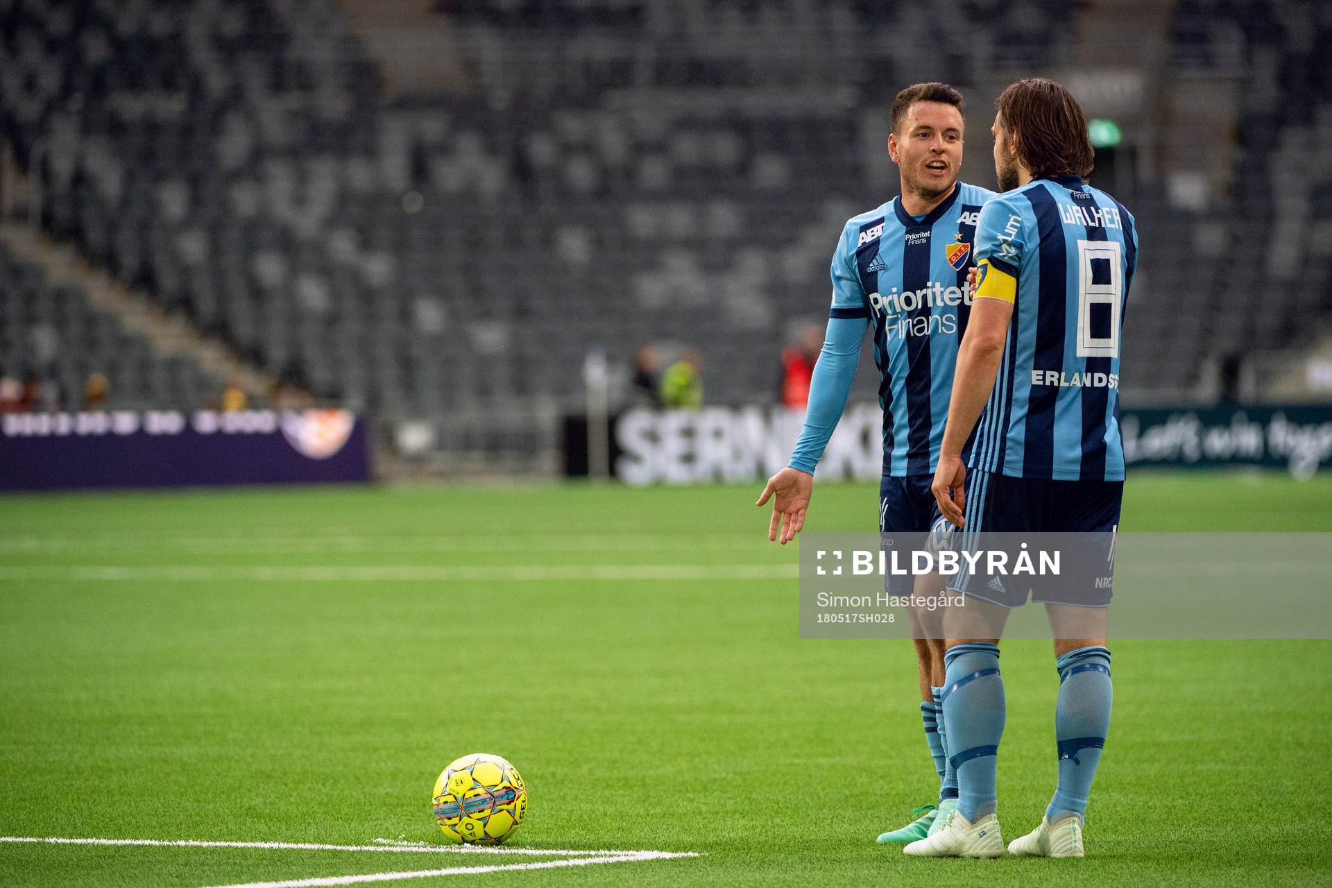 Djurgårdens Kerim Mrabti och Kevin Walker diskuterar en