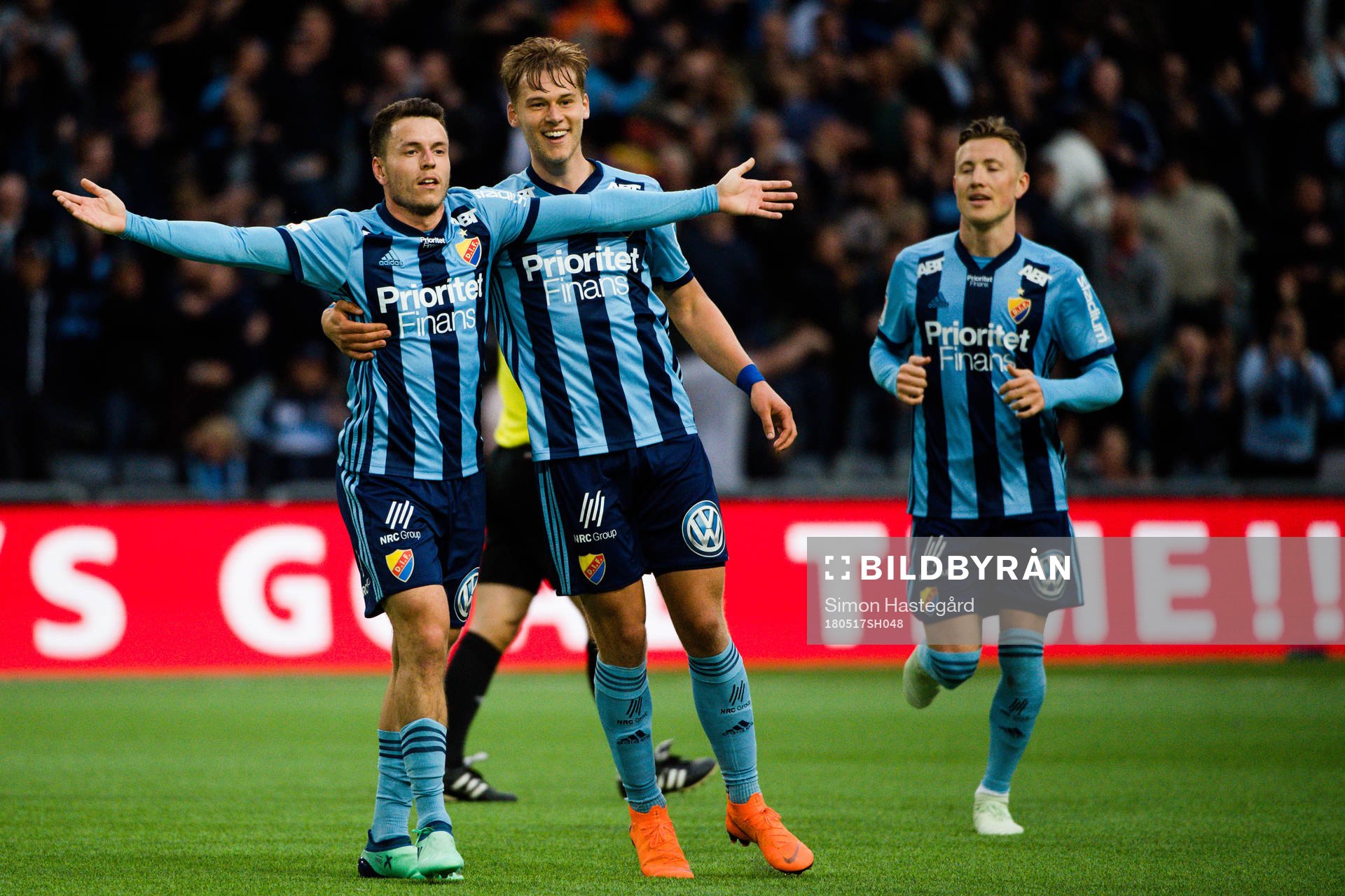 Djurgårdens Kerim Mrabti jublar med Felix Beijmo efter 2-0 under fotbollsmatchen i Allsvenskan mellan Djurgården och Örebro den 17 maj 2018 i Stockholm.