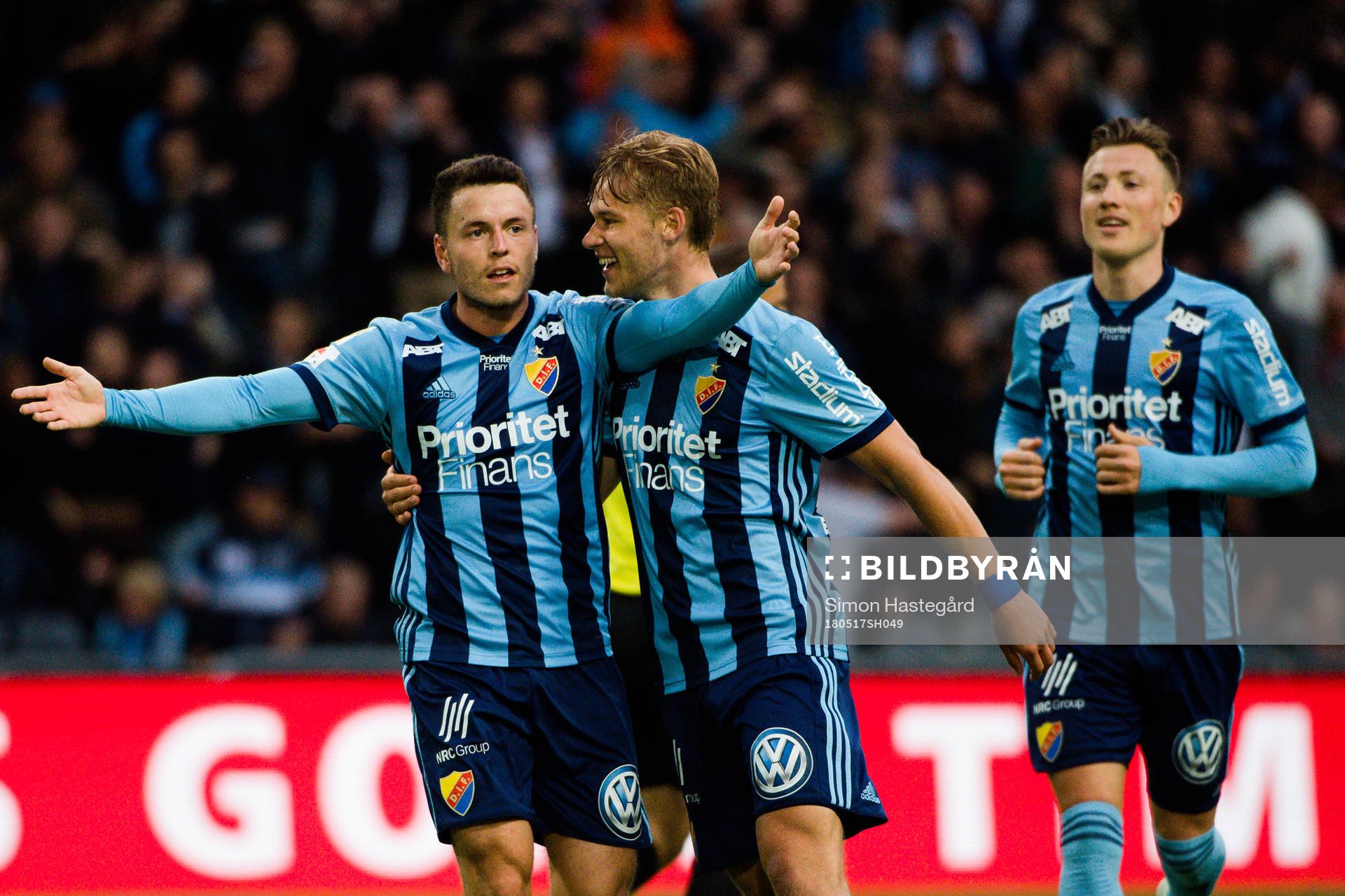 Djurgårdens Kerim Mrabti jublar med Felix Beijmo och