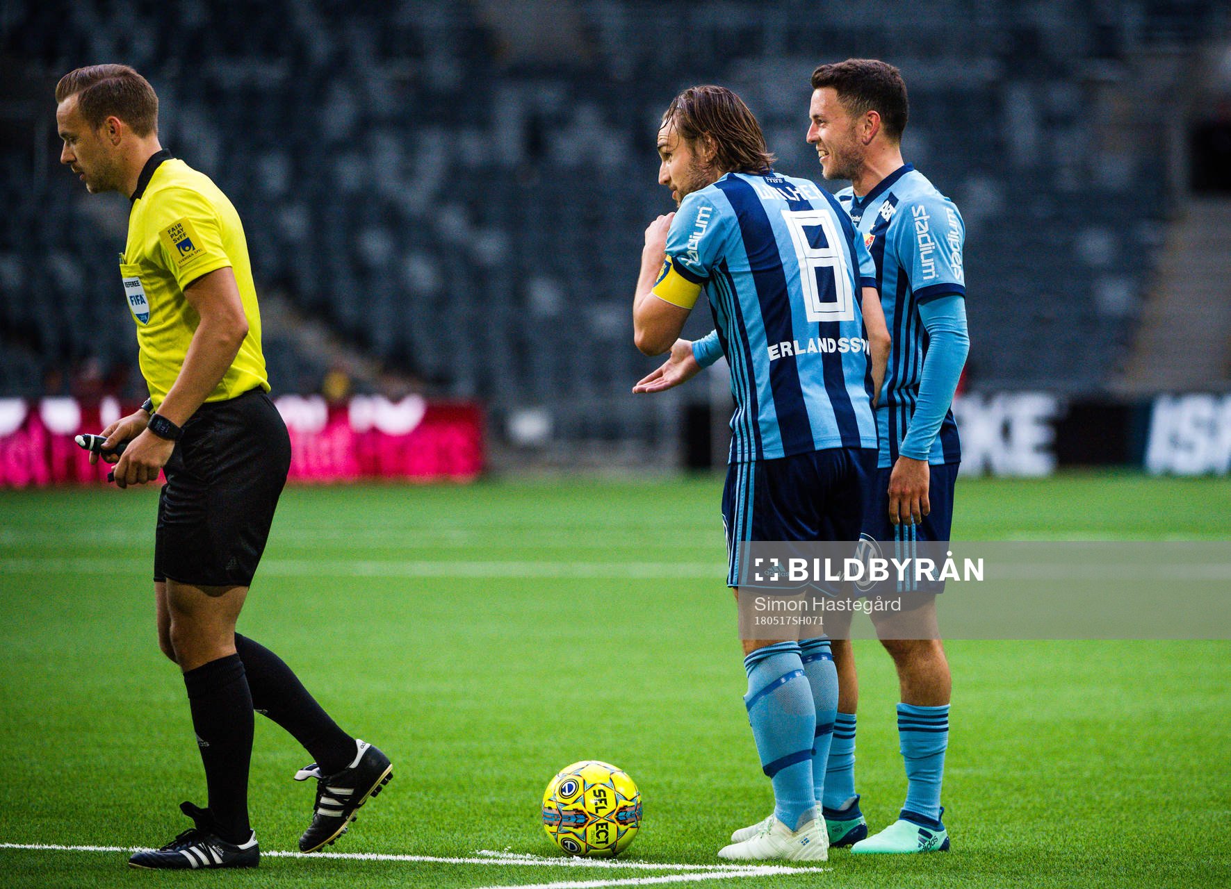 Djurgårdens Kerim Mrabti och Kevin Walker reagerar på