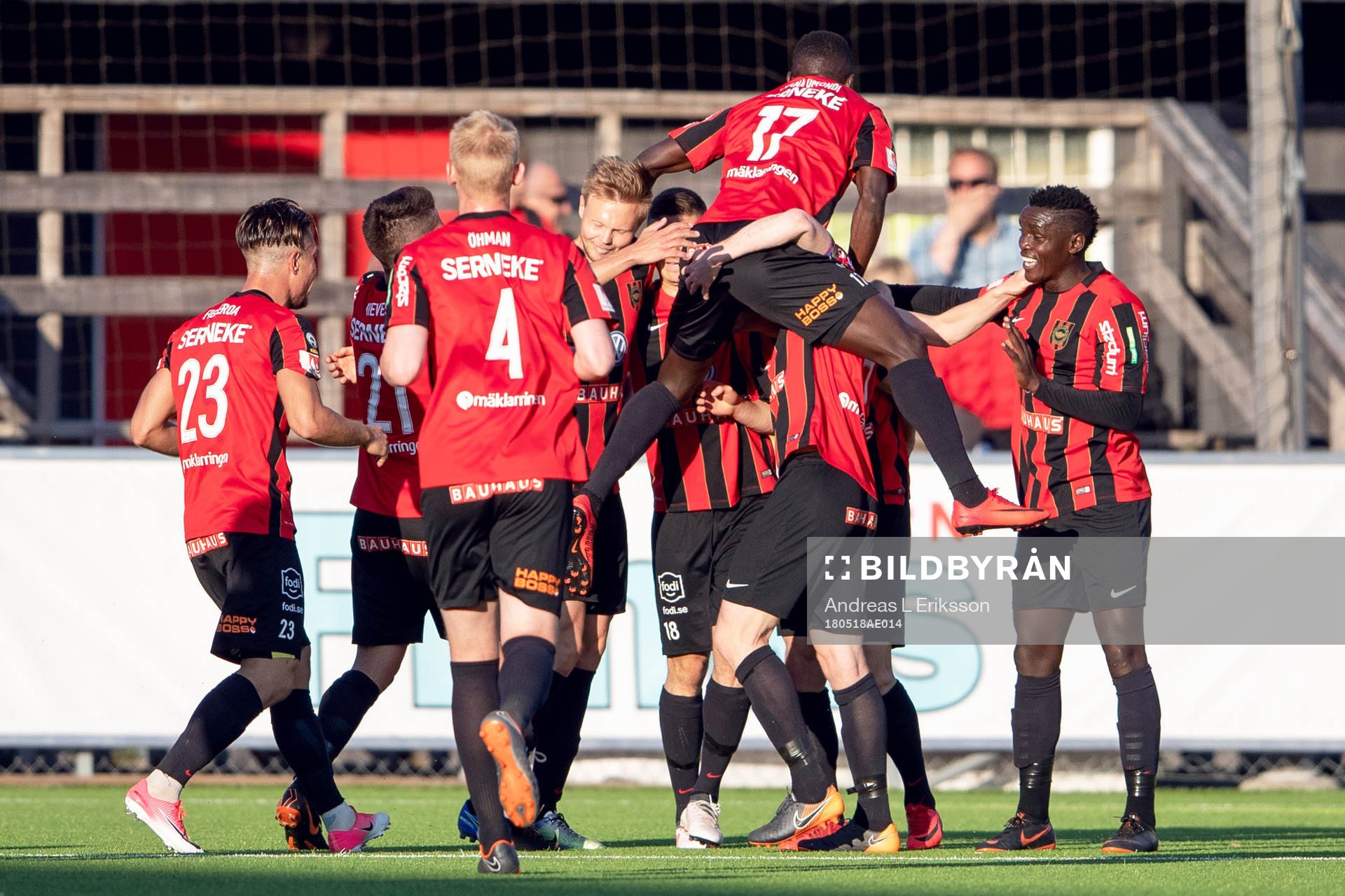Brommapojkarnas Fritiof Björken jublar med lagkamrater efter 2-0 under fotbollsmatchen i Allsvenskan mellan Brommapojkarna och Kalmar den 18 maj 2018 i Stockholm.