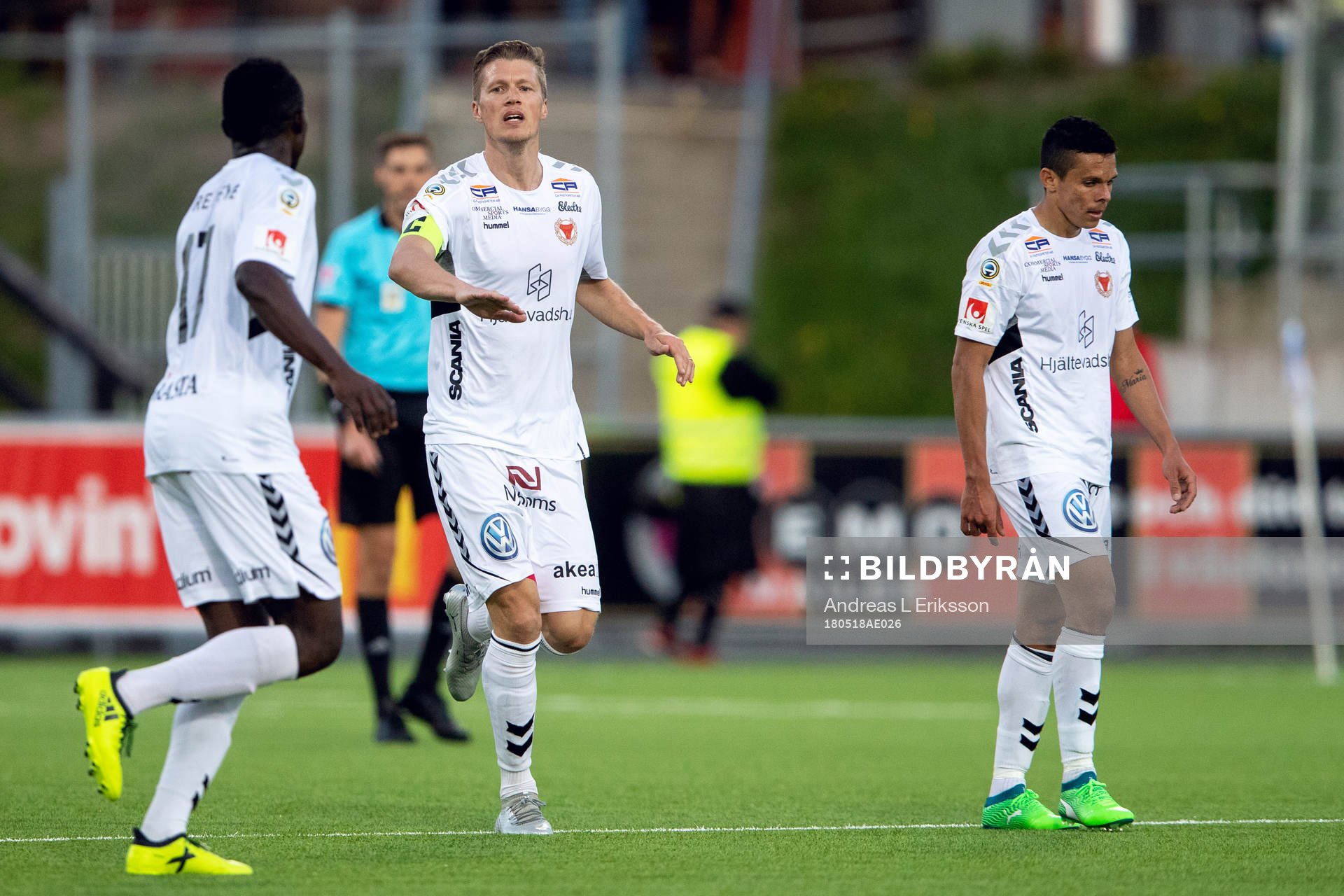 Kalmars Viktor Elm jublar med lagkamrater efter 2-1 under fotbollsmatchen i Allsvenskan mellan Brommapojkarna och Kalmar den 18 maj 2018 i Stockholm.